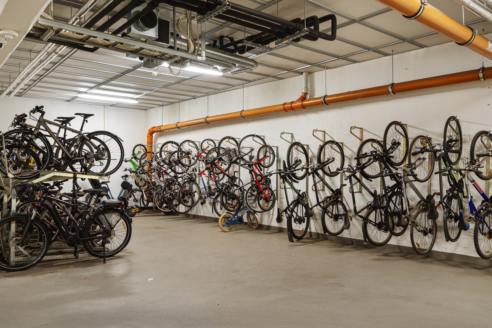 For den som heller bruker sykkel som transportmiddel, er det også gode parkeringsmuligheter for sykkel i garasjen. Galleribilde