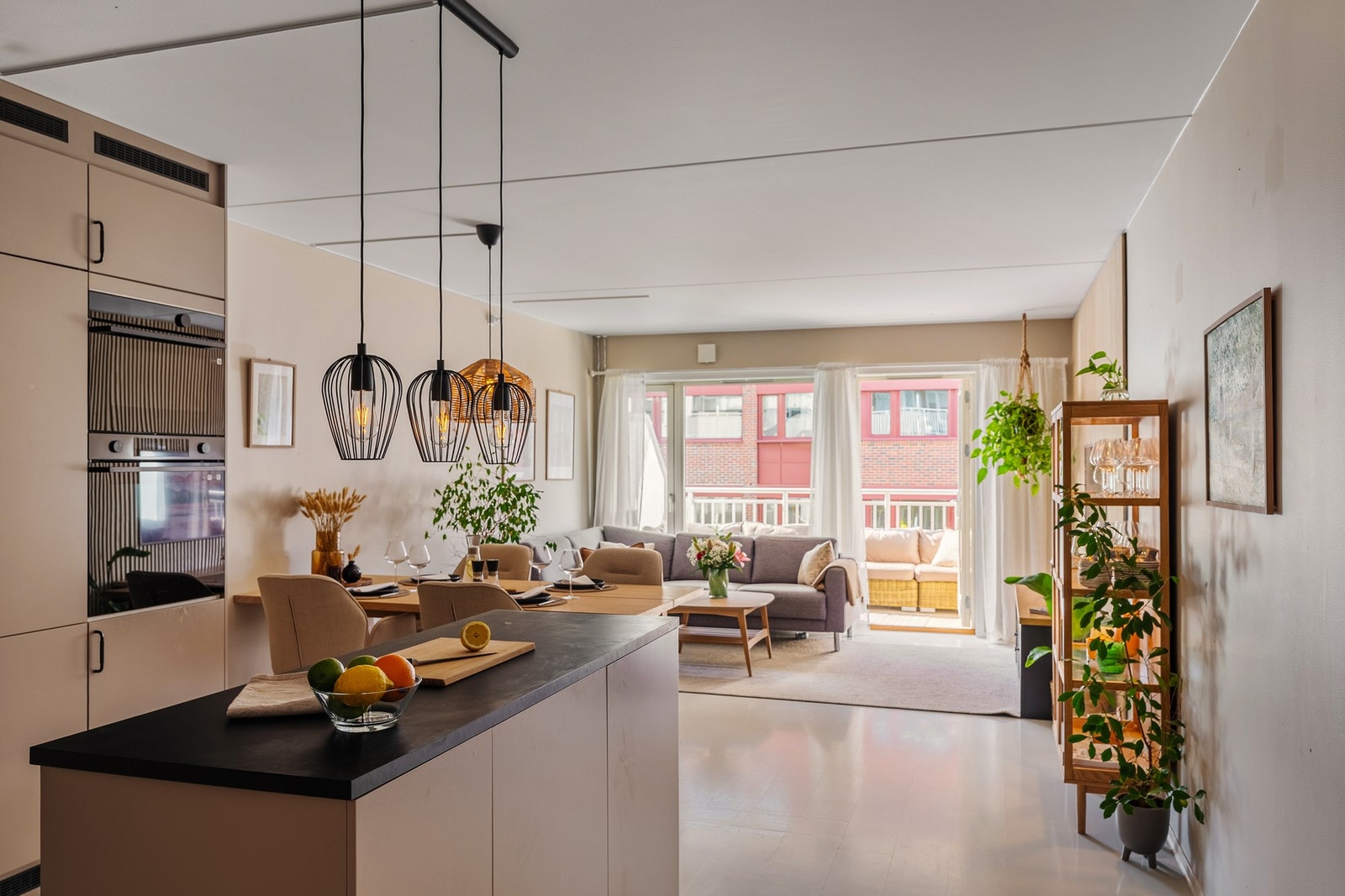 Stuen er lys og romslig og er malt i lyse og tidsriktige farger. Galleribilde
