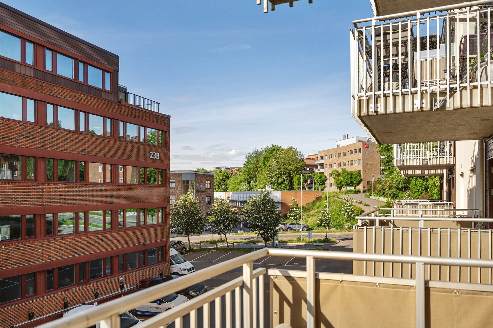 Leiligheten har en fin og rolig beliggenhet med umiddelbar nærhet til t-banen. Det kan nevnes at bygningen foran er et kontorbygg, som normalt står tomt etter arbeidstid. Galleribilde