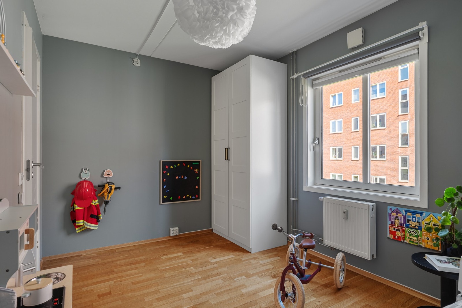 På soverommet er det montert et praktisk skap, samtidig som det ikke går på bekostningen av bruken. Galleribilde