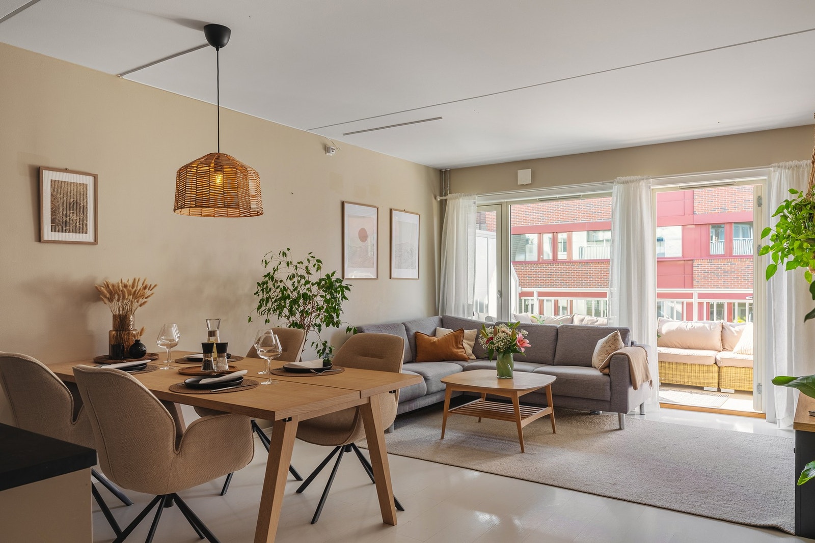 Her møtes kaffe, vin, venner og hverdag i et rom som føles både sosialt, varmt og personlig. Galleribilde