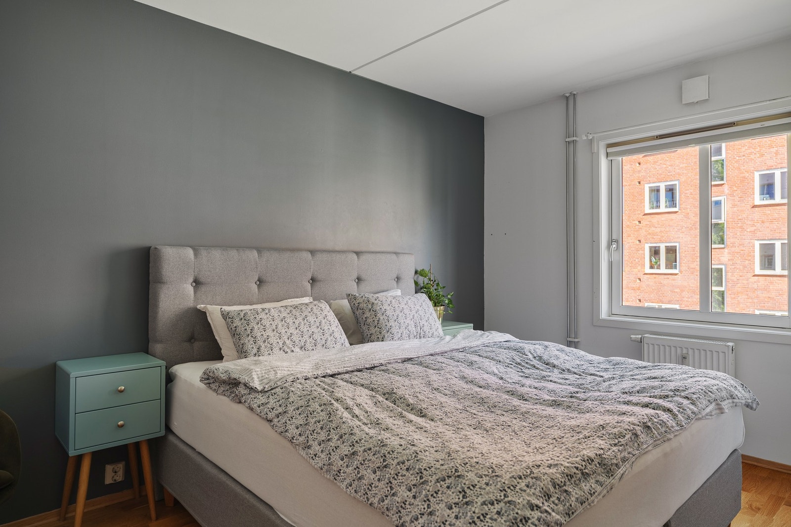 Romslig og lunt hovedsoverom med plass til dobbeltseng og tilhørende møblement. Galleribilde