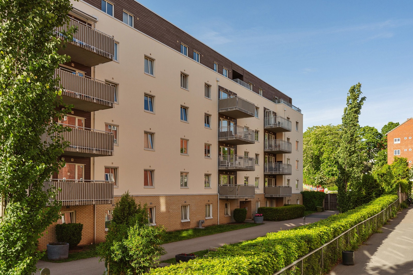 Tomten er pent opparbeidet med prydbusker og grønne lunger. Det er god dugnadsånd i borettslaget, som også er en god anledning til å bli kjent med øvrige beboere. Galleribilde