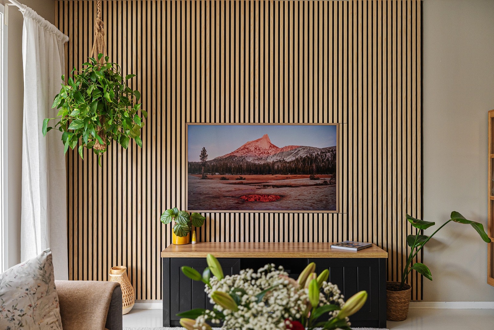 Det er også montert spiler i stuen, som bidrar til å skape en naturlig sone for plassering av tv og tilhørende møblement. Galleribilde