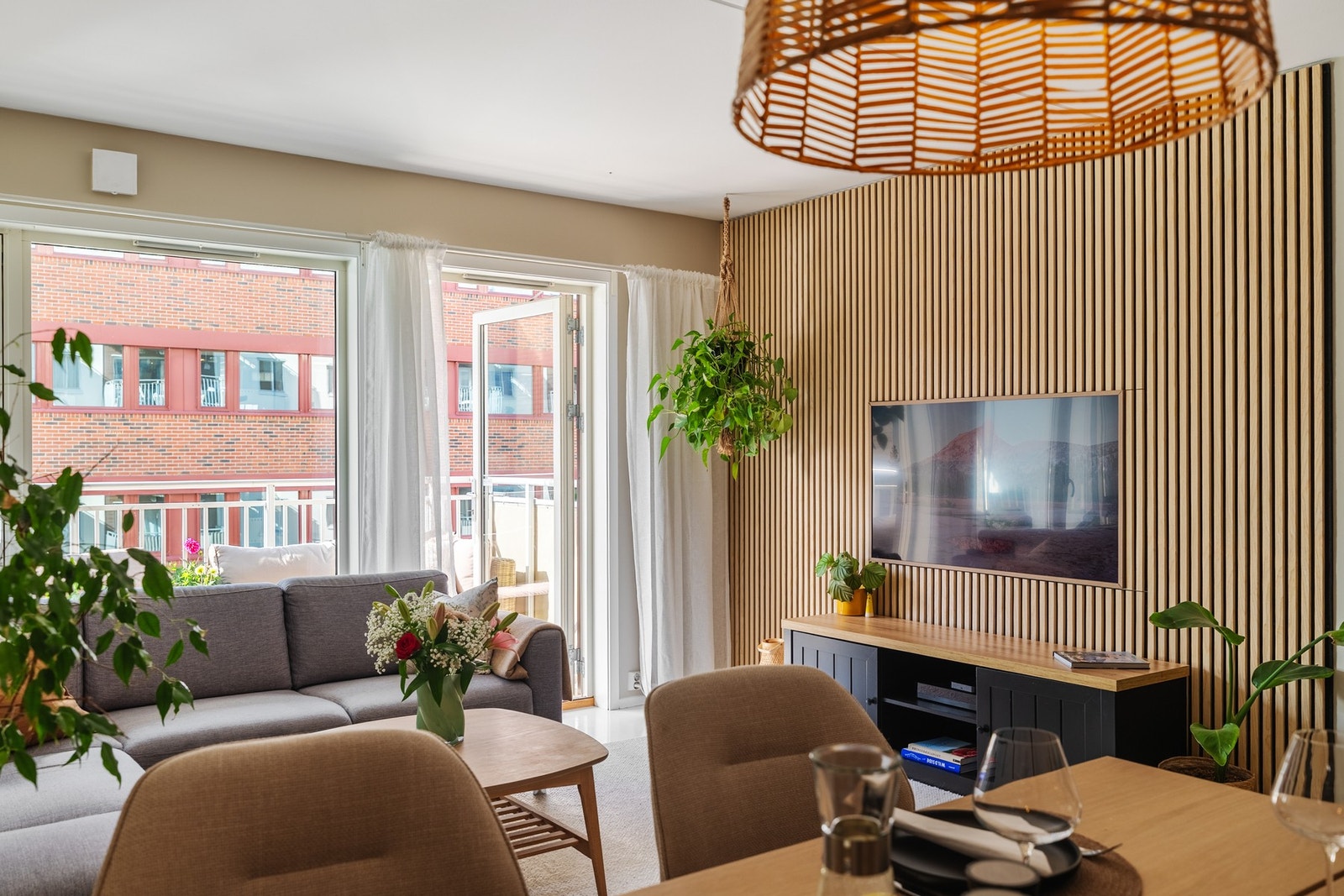 Generøse vindusflater som slipper inn godt med naturlig lys. Galleribilde