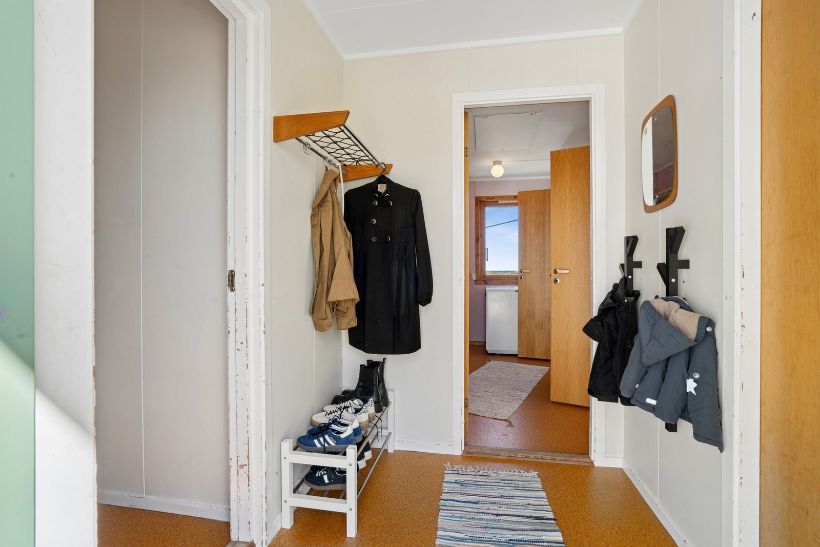 Entré med plass til å henge fra seg yttertøy. Galleribilde