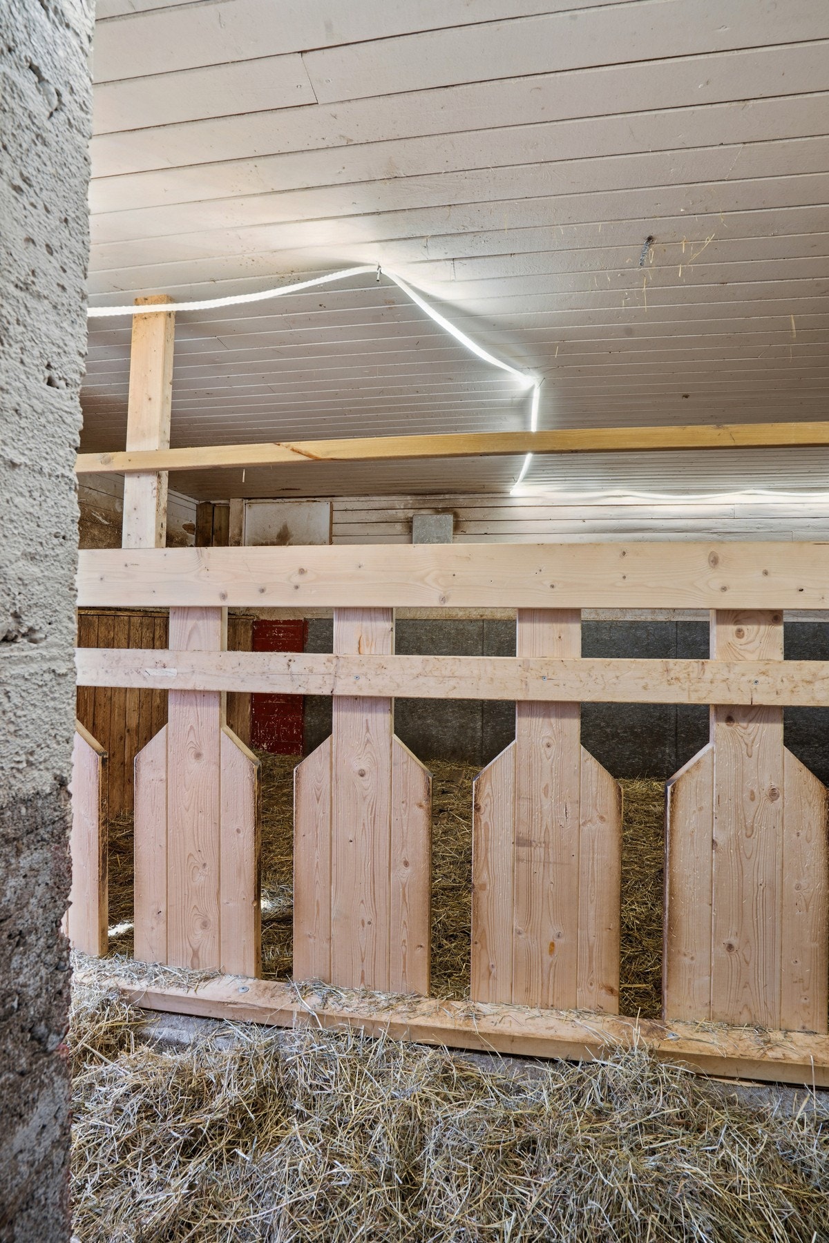 Fjøsbygningen fungerer i dag som lager og har et samlet areal på 196 m² over tre plan. Galleribilde