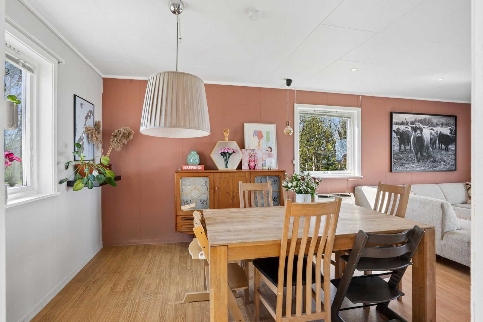 Stuen har god plass til både spisebord og en romslig sofagruppe. Galleribilde
