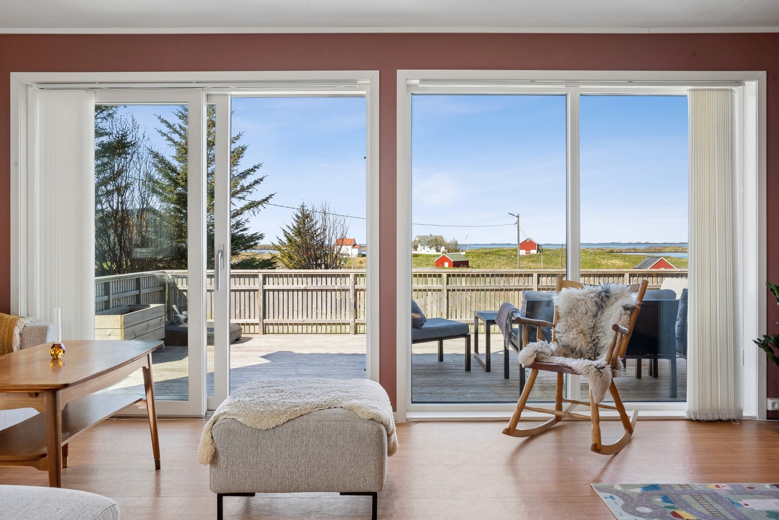 Skyvedøren er i tre med trelags glass og utvendig aluminiumskledning for økt holdbarhet. Galleribilde