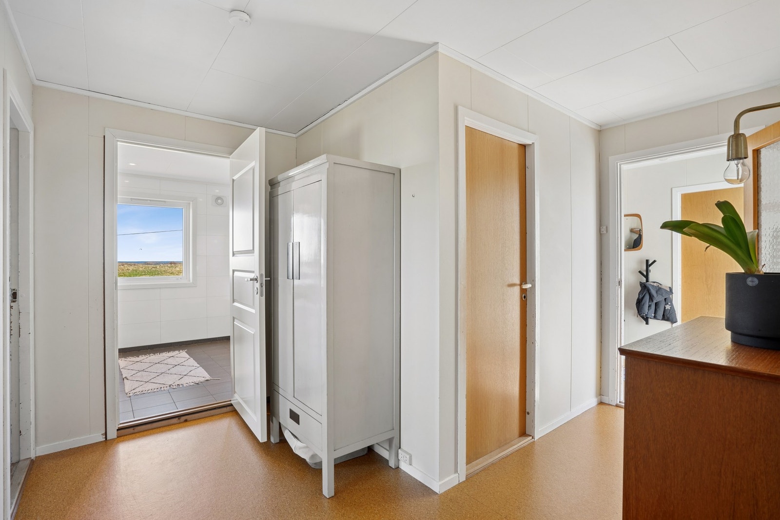 Gangen leder inn til soverom og det moderniserte badet. Galleribilde