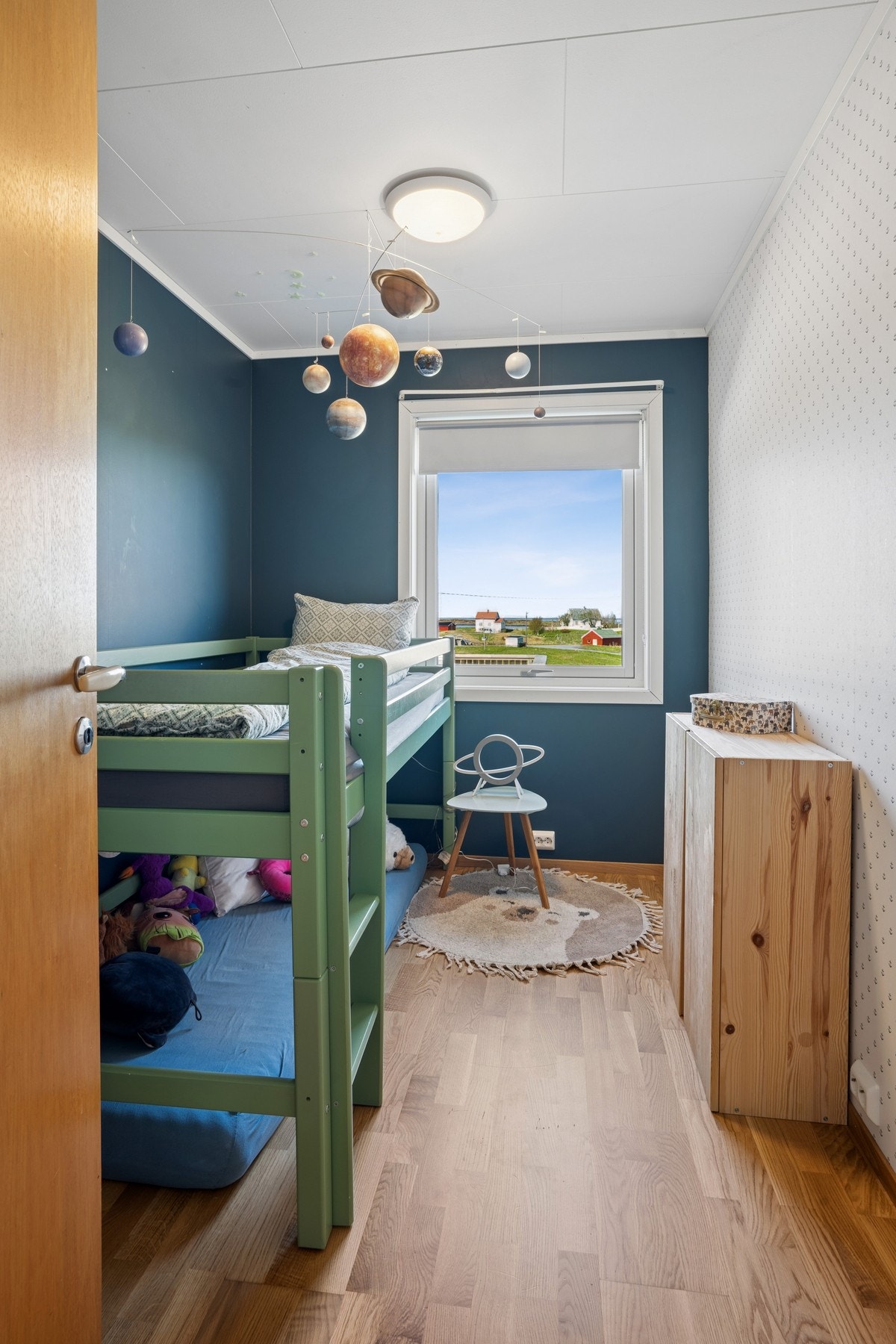 Dette soverommet ble pusset opp i 2020 med nytt gulv og nye overflater på veggene. Galleribilde