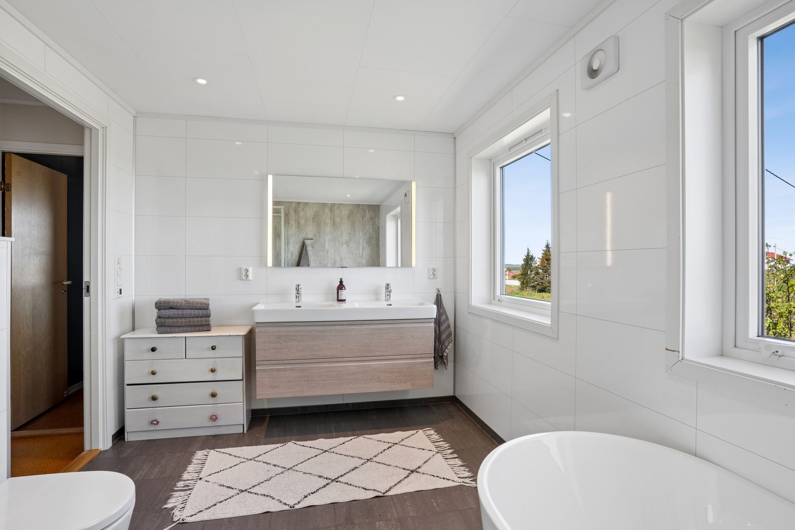 Badet ble ombygget i 2018 med baderomsplater på veggene og flislagt gulv. Galleribilde
