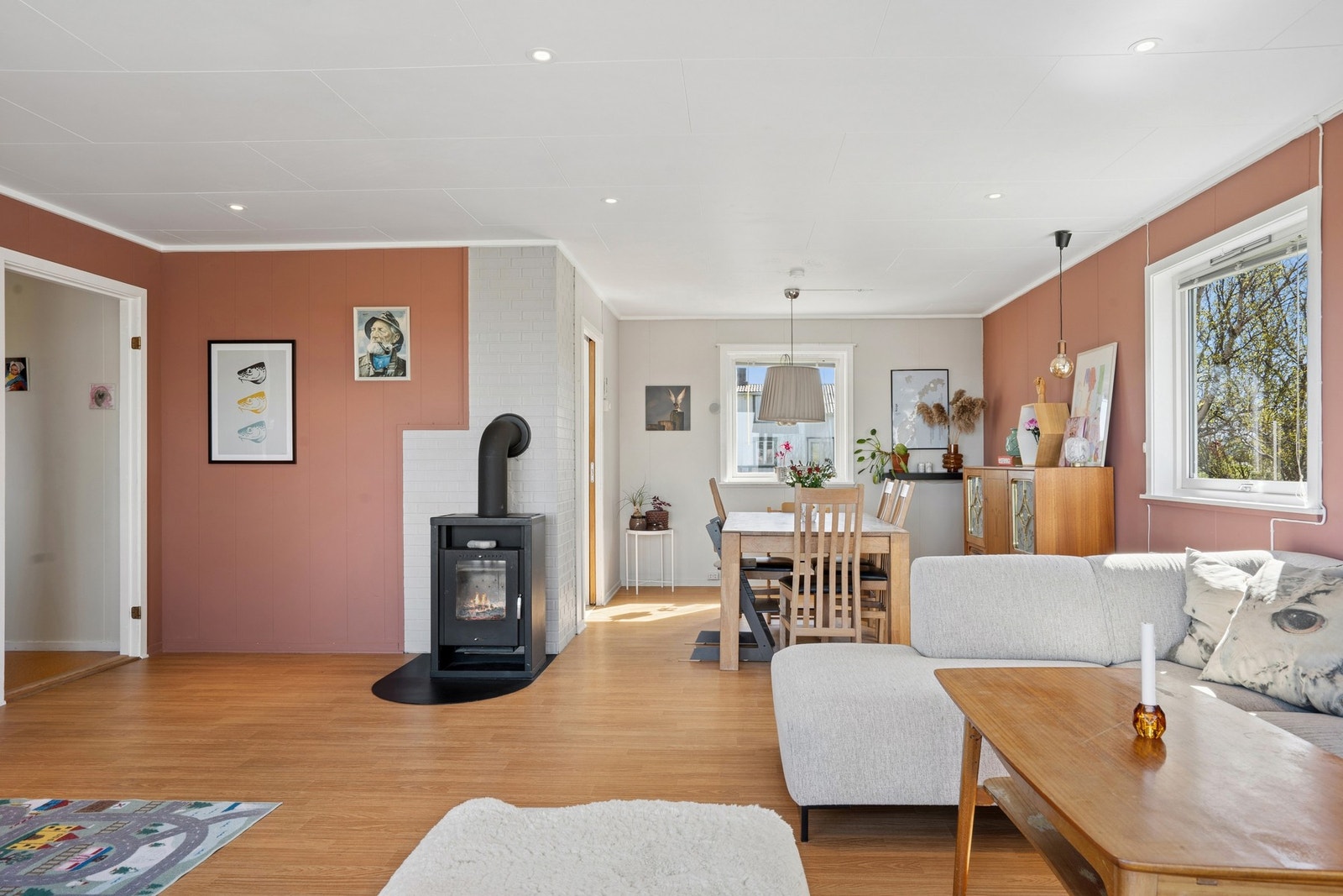 Hele vestveggen på boligen, inkludert bordkledning, ble fornyet i 2019. Galleribilde