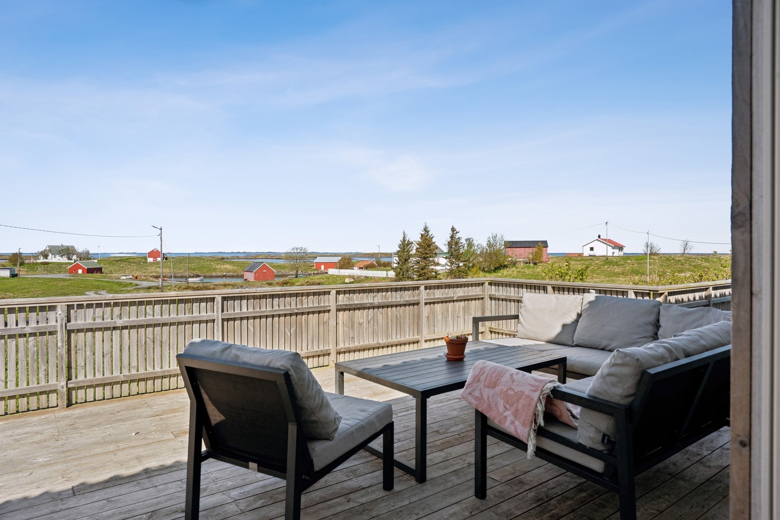 Fra terrassen er det god plass til utemøbler, med åpen utsikt over landskapet og sjøen. Galleribilde