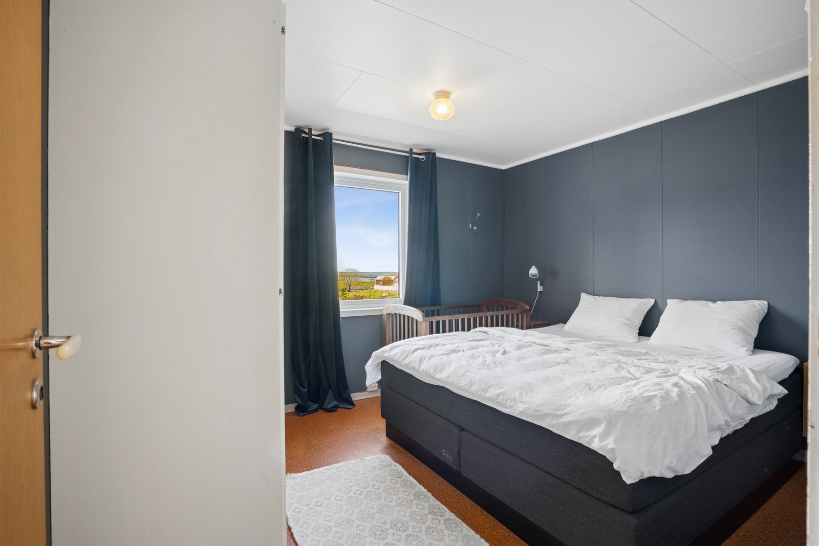 Romslig soverom med plass til dobbeltseng og oppbevaring. Galleribilde