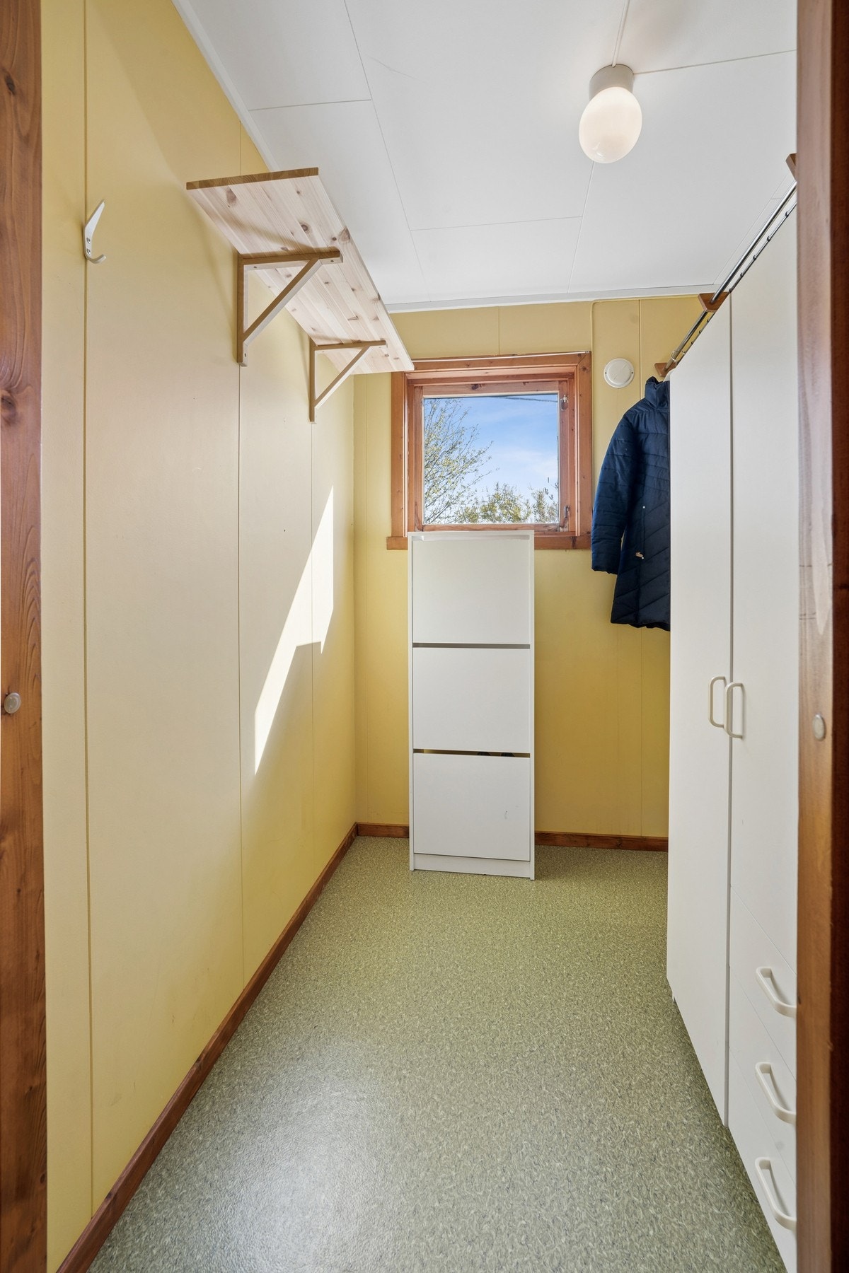 Boligen har tre praktiske boder for lagring i tillegg til vaskerom. Galleribilde