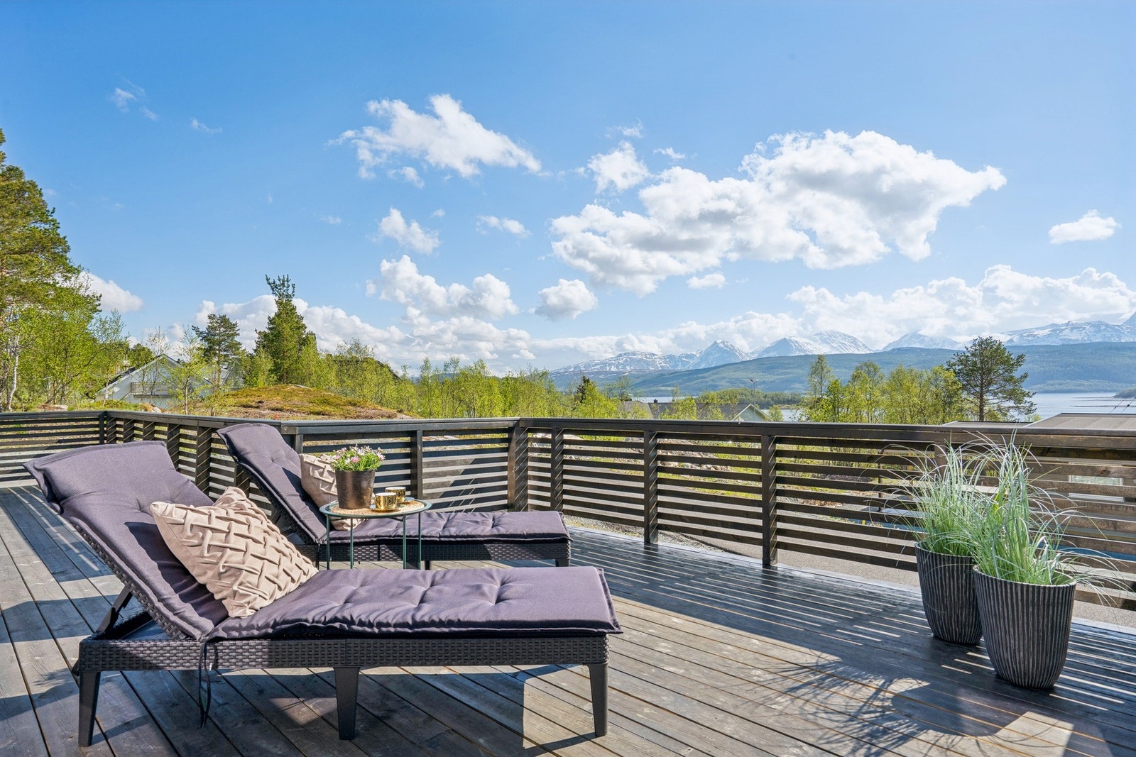 En av flere store terrasser med god plass til solsenger og sittegrupper. Galleribilde