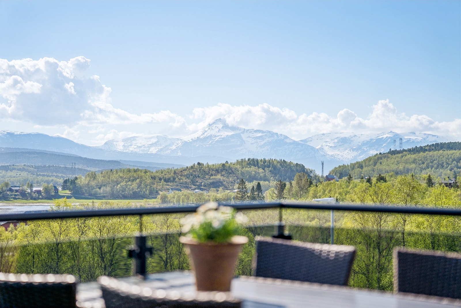 Boligen byr på flere flotte utsiktspunkter med panoramautsikt over sjøen og de majestetiske fjellene i horisonten. Galleribilde