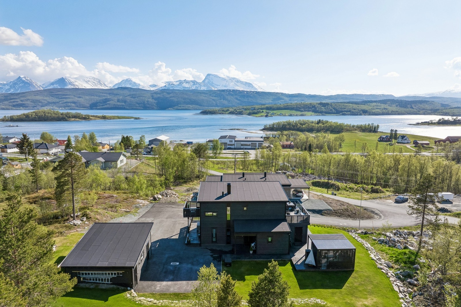 Eiendommen ligger høyt og fritt med en vidstrakt utsikt over fjordlandskapet og fjellene. Galleribilde