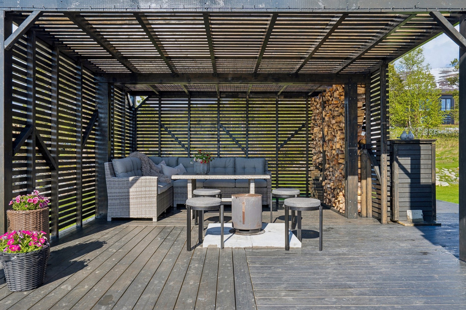 Overbygget uteplass med pergola, en perfekt sone for sosiale sammenkomster. Galleribilde