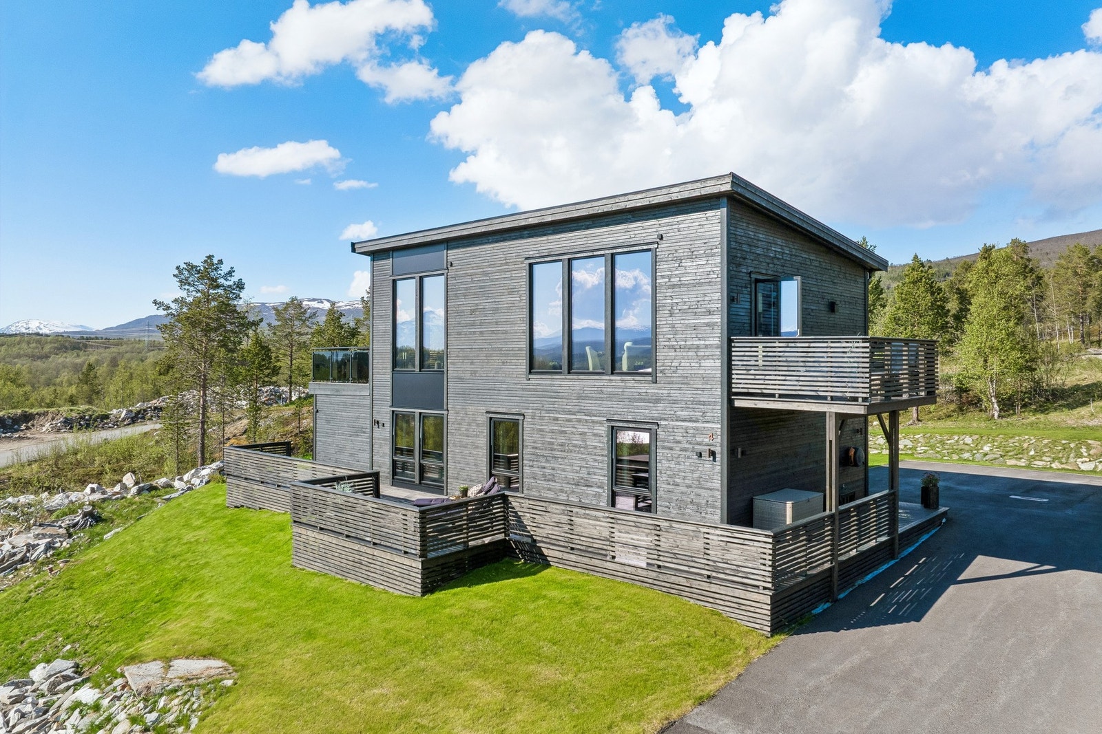 Boligens mørke kledning gir et moderne og stilrent utrykk Galleribilde