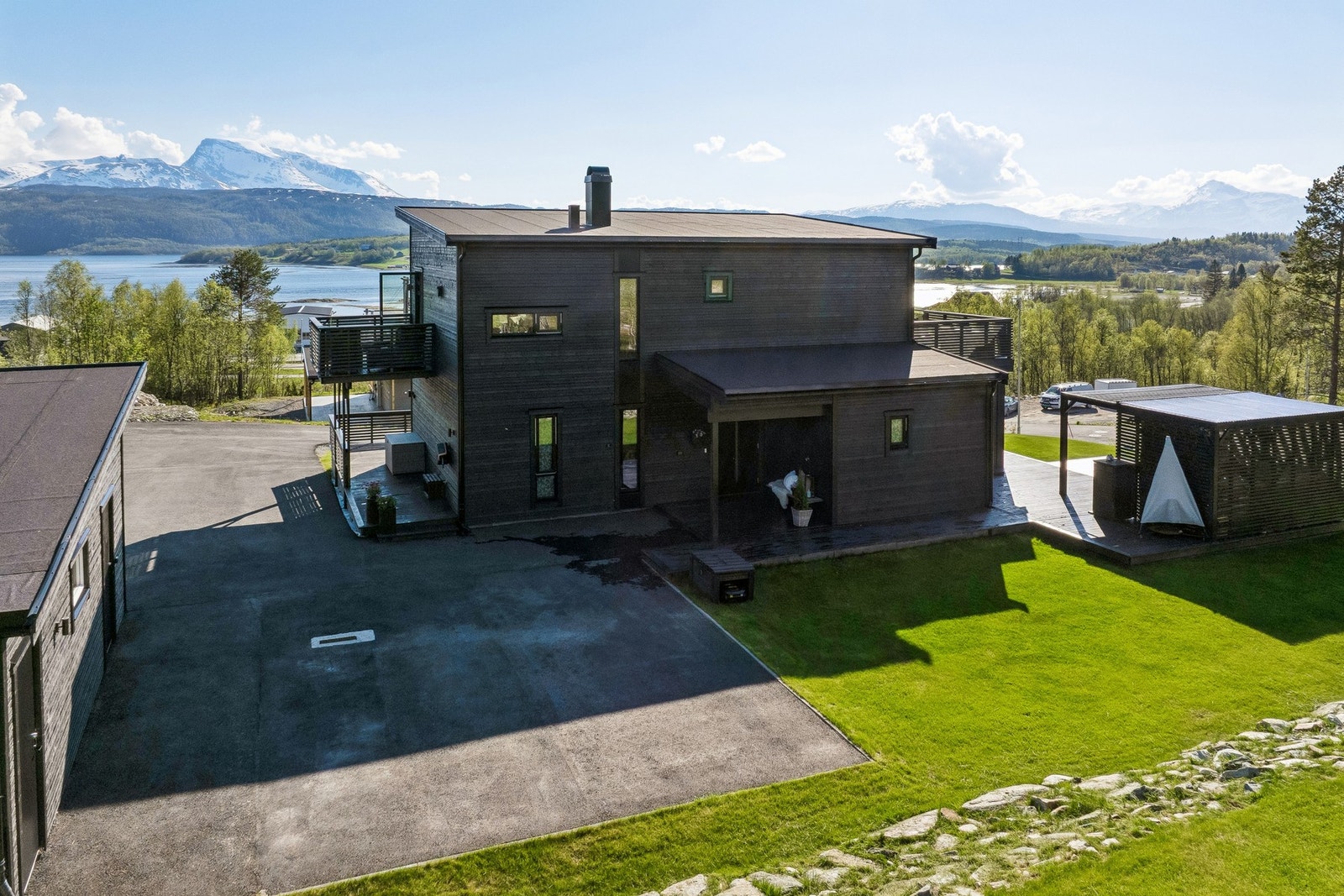 Området har flere flotte naturopplevelser i "bakgården", samt gangavstand til barnehage, barneskole og matbutikk. Galleribilde