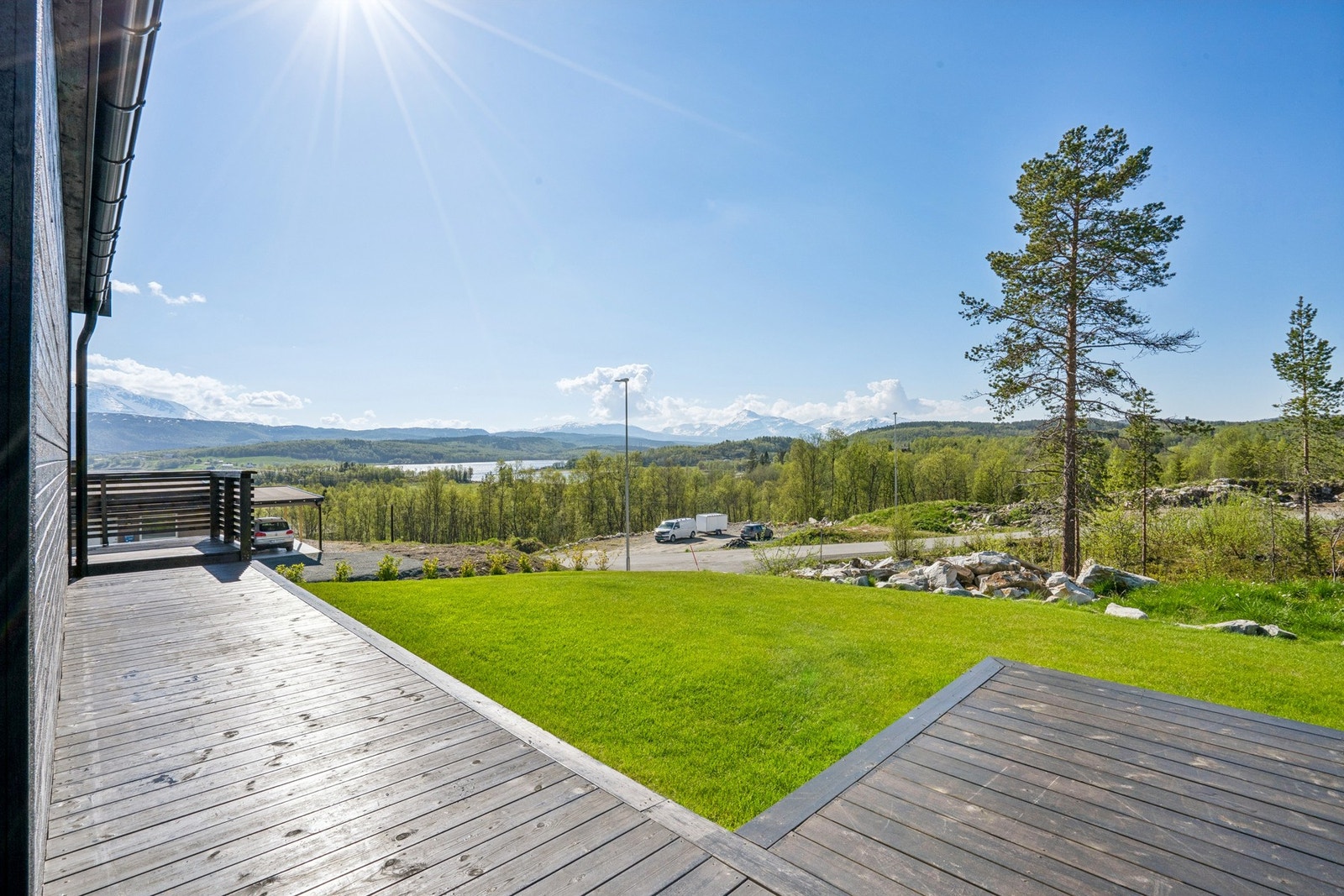 Fra terrassen og hagen er det en åpen utsikt mot fjorden. Galleribilde