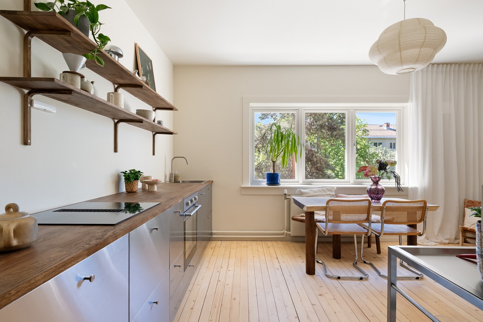 Moderne materialer er benyttet i alle rom, og leiligheten fremstår som svært gjennomført. Galleribilde