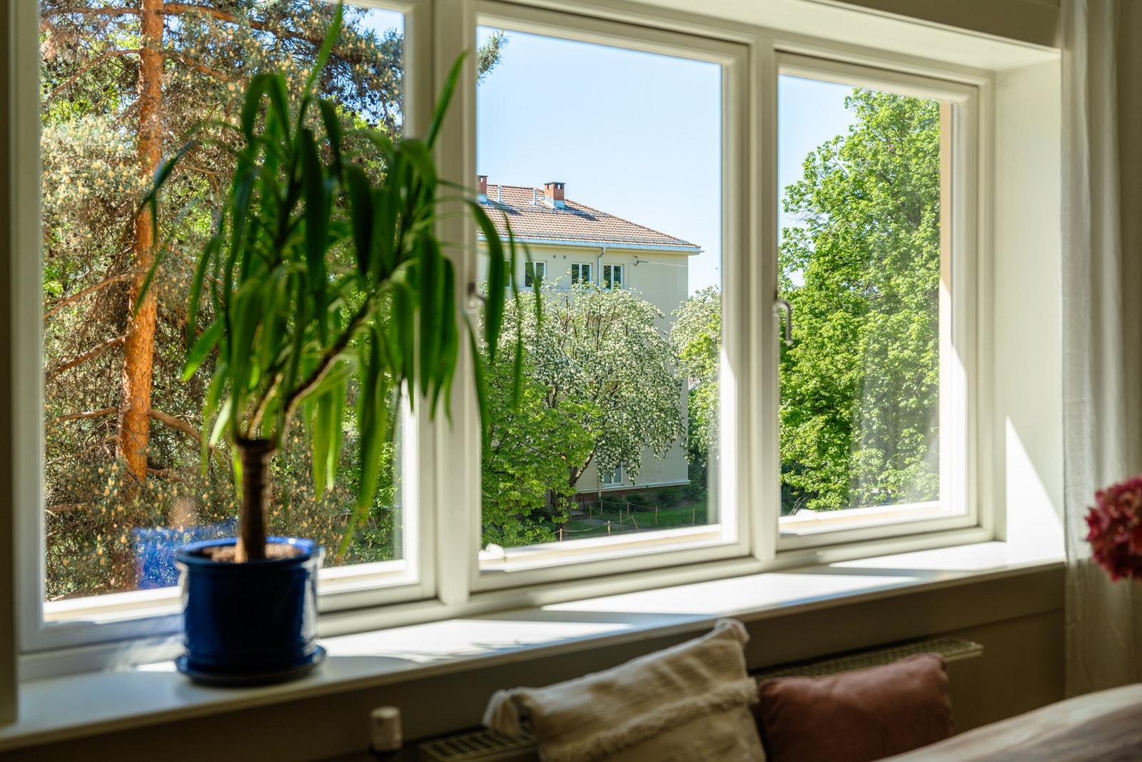Leiligheten sogner til en hyggelig bakgård. Her har beboerne bla. tilgang til plantekasser og en rekke sittegrupper. Galleribilde