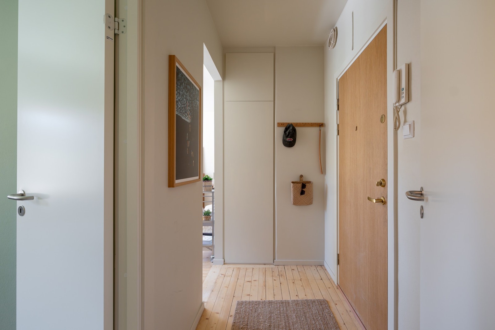 Velkommen inn! Innbydende entré med tregulv og lyse overflater. Galleribilde