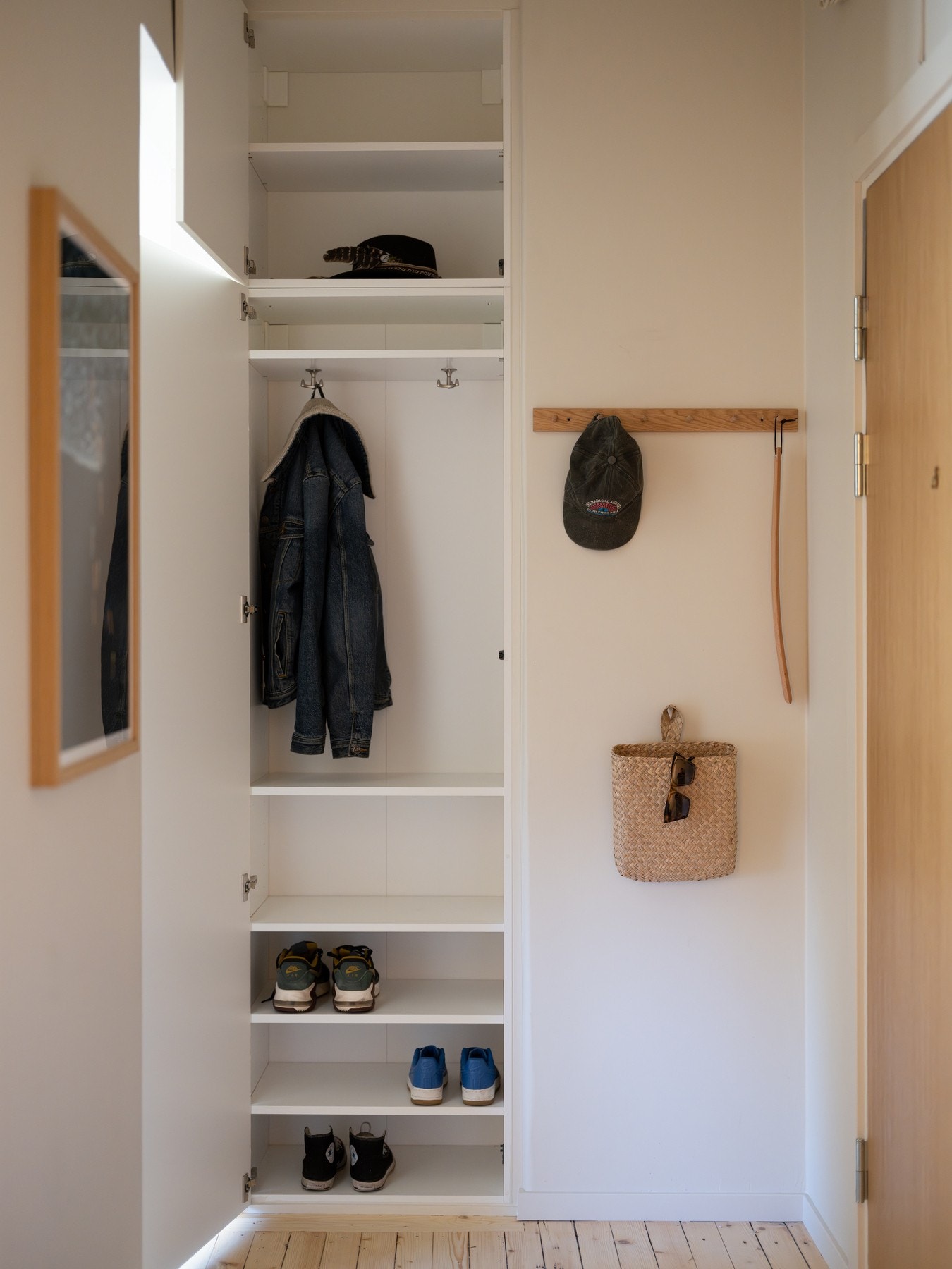 Godt med oppbevaringplass i integrert garderobe. Galleribilde
