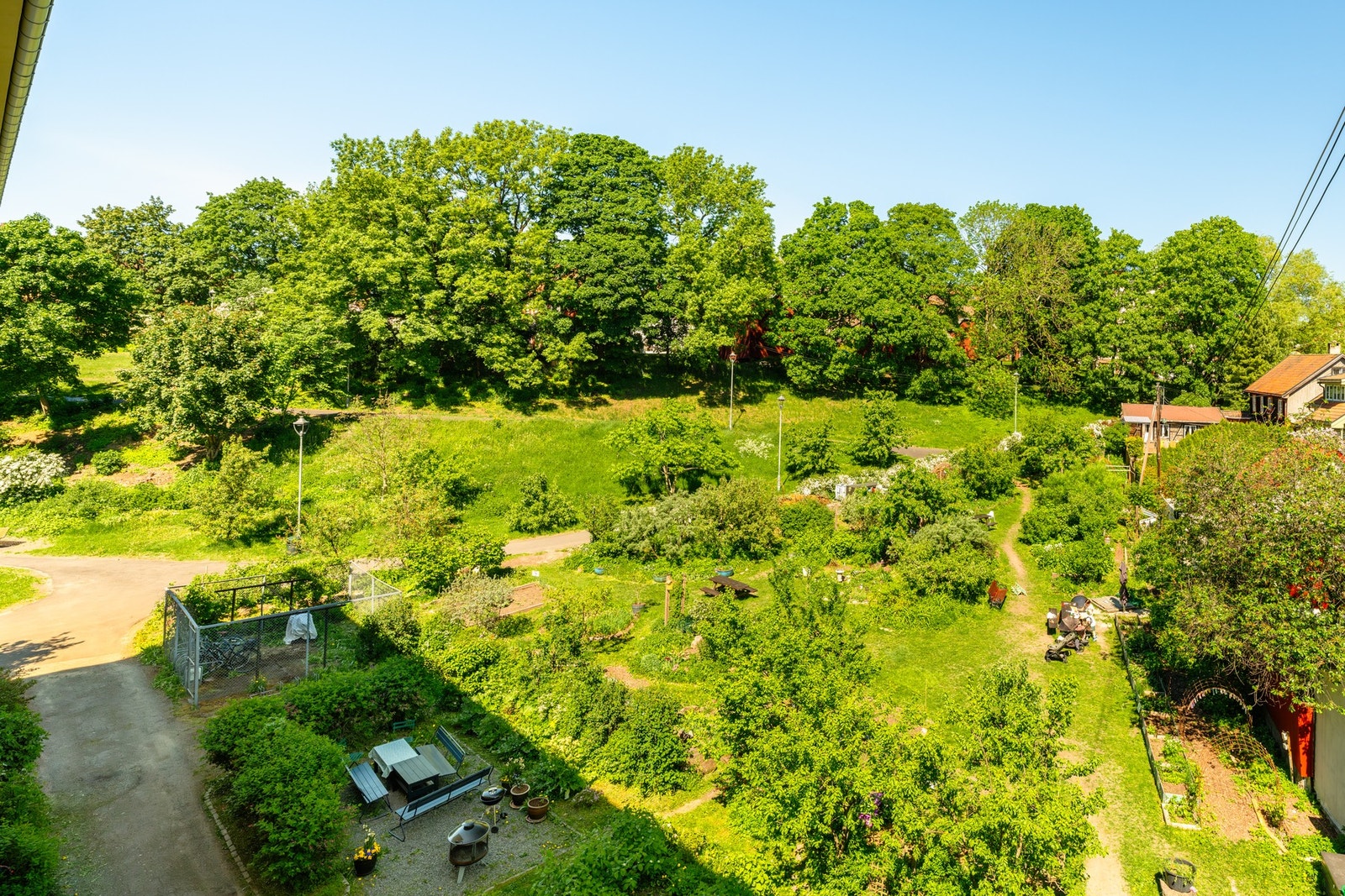 Aksjelaget har en flott opparbeidet felles bakgård til bruk for beboerme. Galleribilde