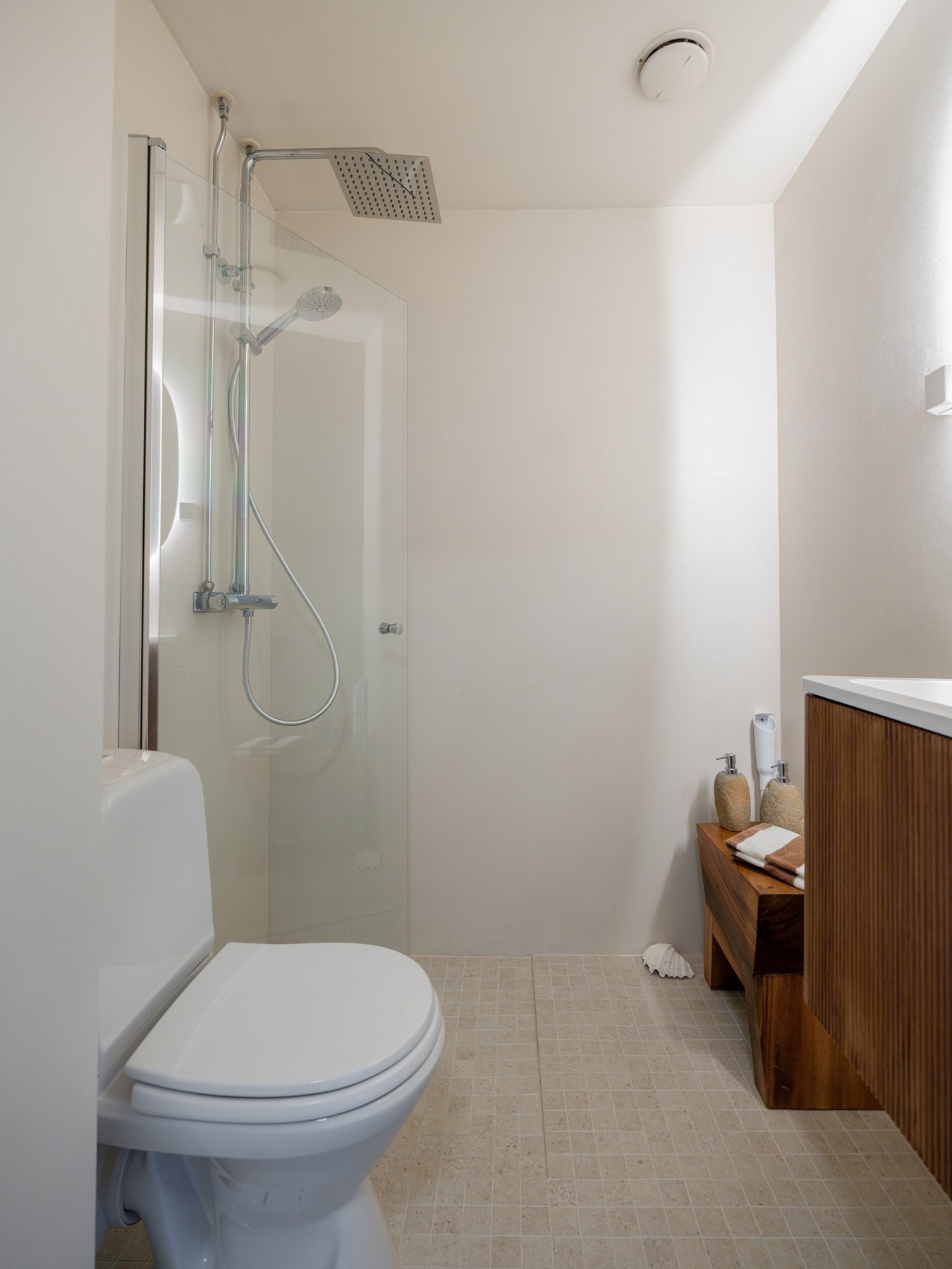 Det er etablert opplegg for vaskemaskin på badet. Galleribilde