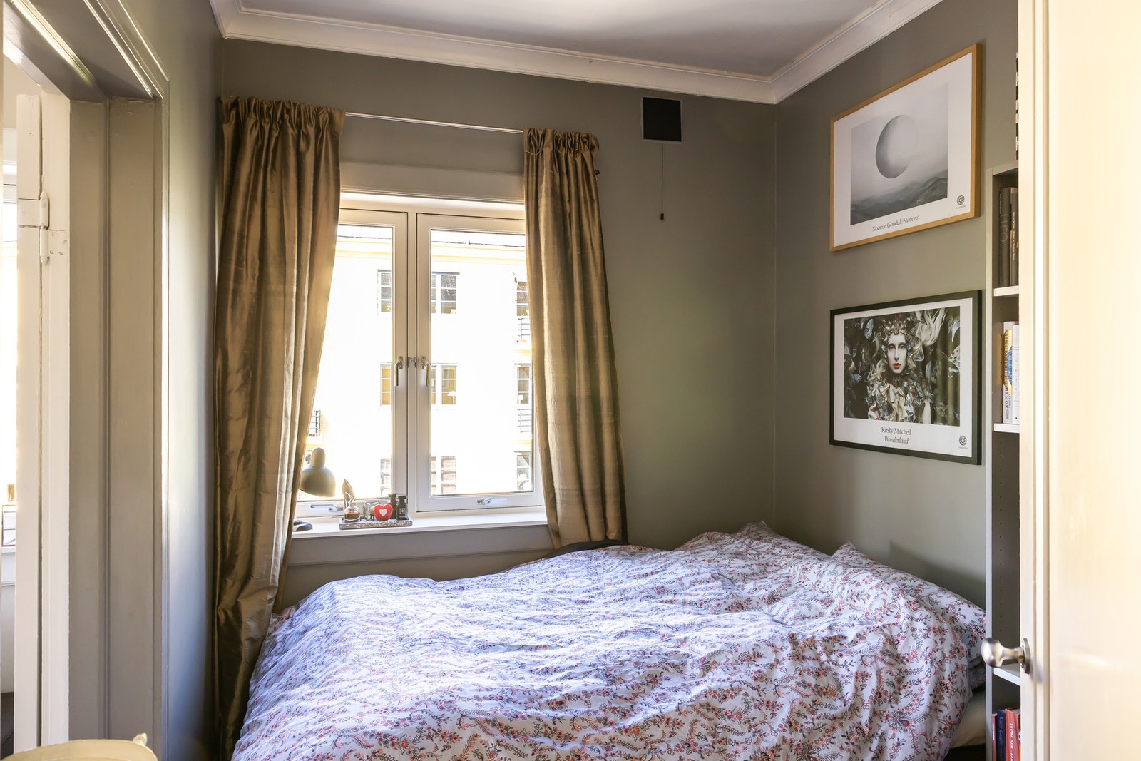 Soverommet med plass til dobbeltseng og garderobe. Galleribilde