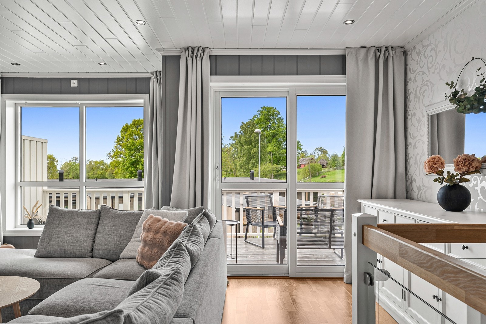 Fra stuen er det skyvedører til en romslig balkong Galleribilde