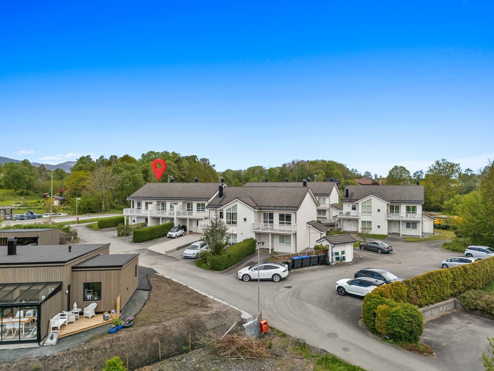 Eiendommen har felles tomt med opparbeidet uteområde og parkering. Galleribilde