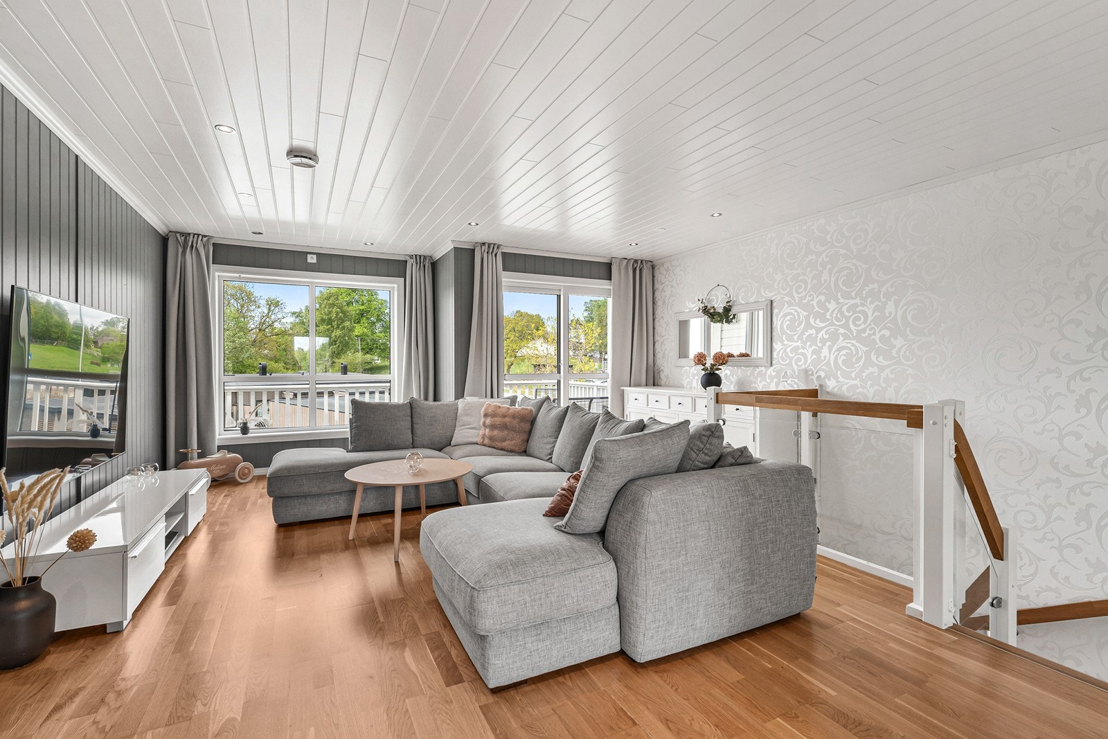 Hele 2. etasje er innredet som et romslig oppholdsrom med stue og kjøkken. Galleribilde