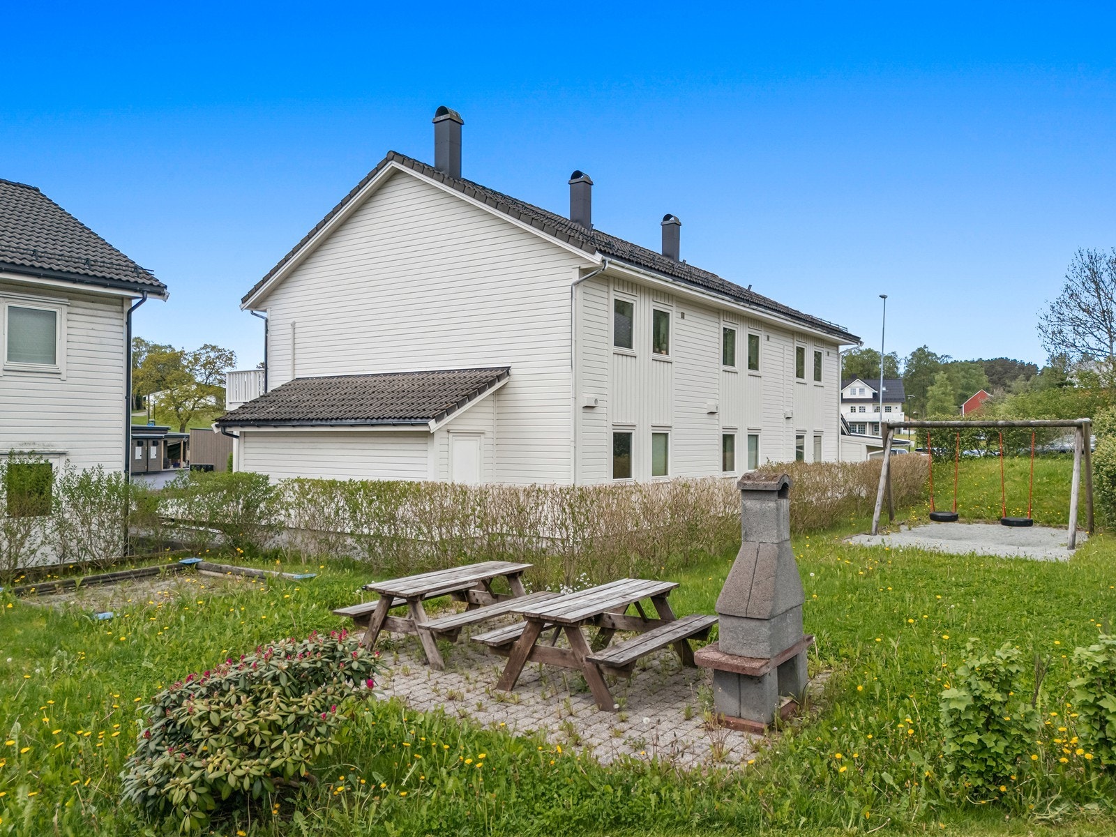 Eiendommen har felles tomt på 3 594 kvm med opparbeidede plenarealer og lekeområde. Galleribilde