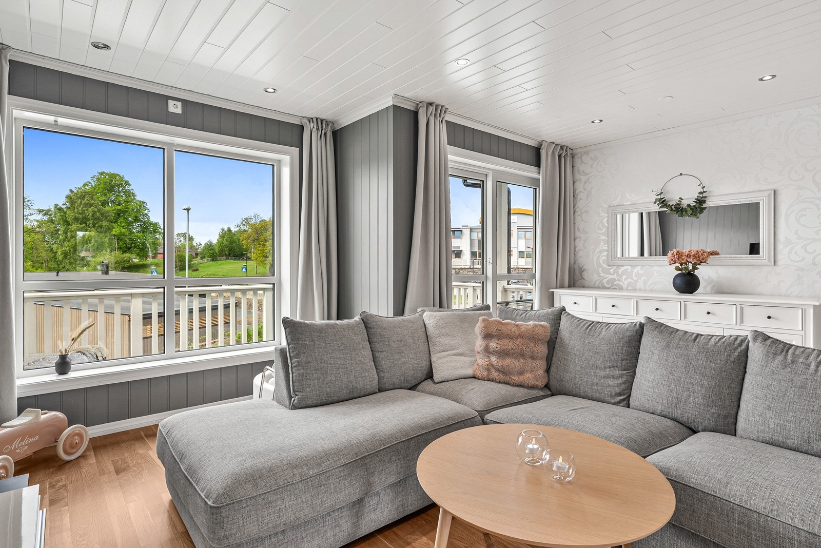 Store vinduer gir godt med naturlig lysinnslipp Galleribilde