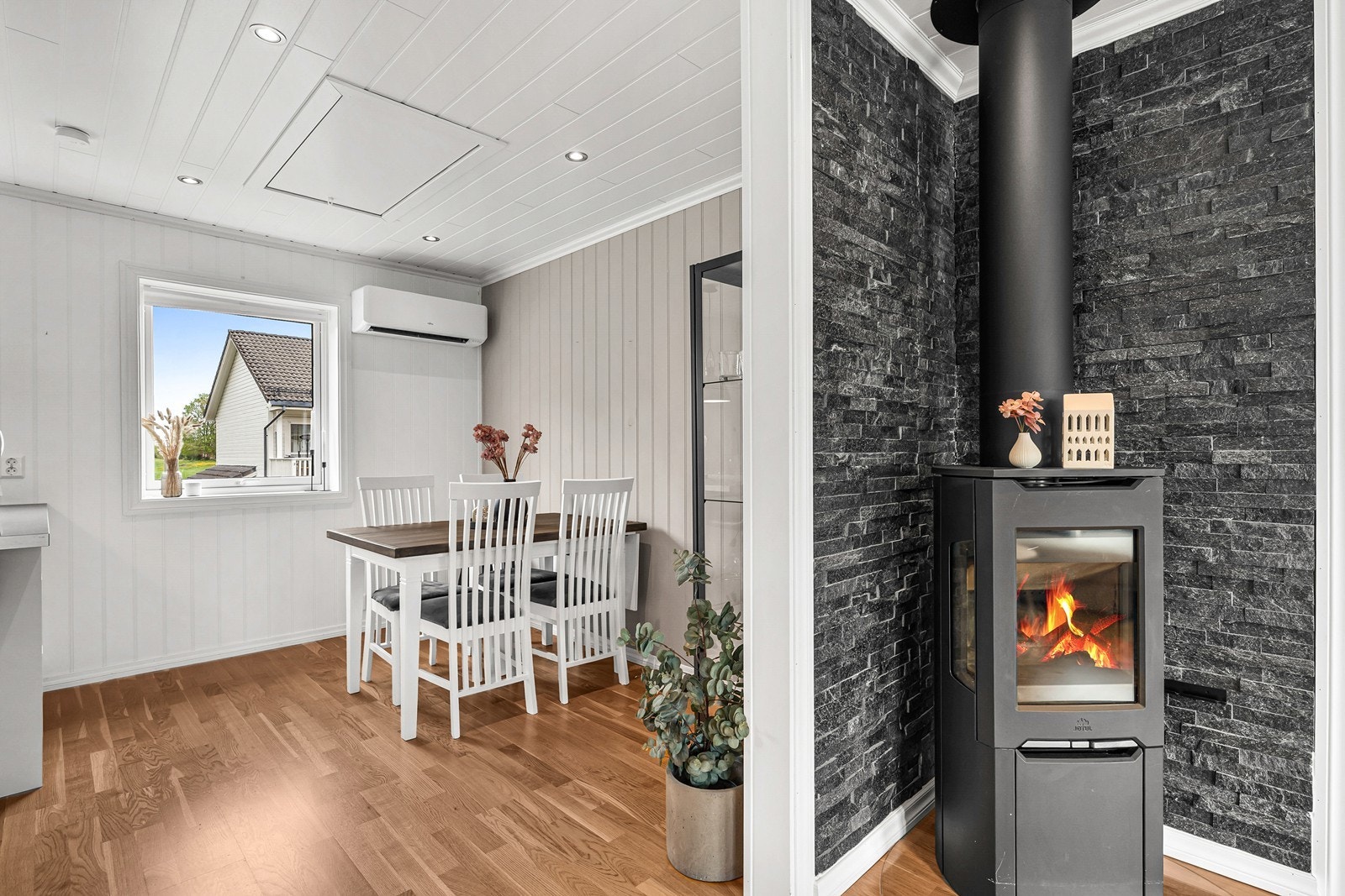 Stue og kjøkken har en åpen planløsning, samtidig som de er naturlig inndelt i egne soner. Galleribilde