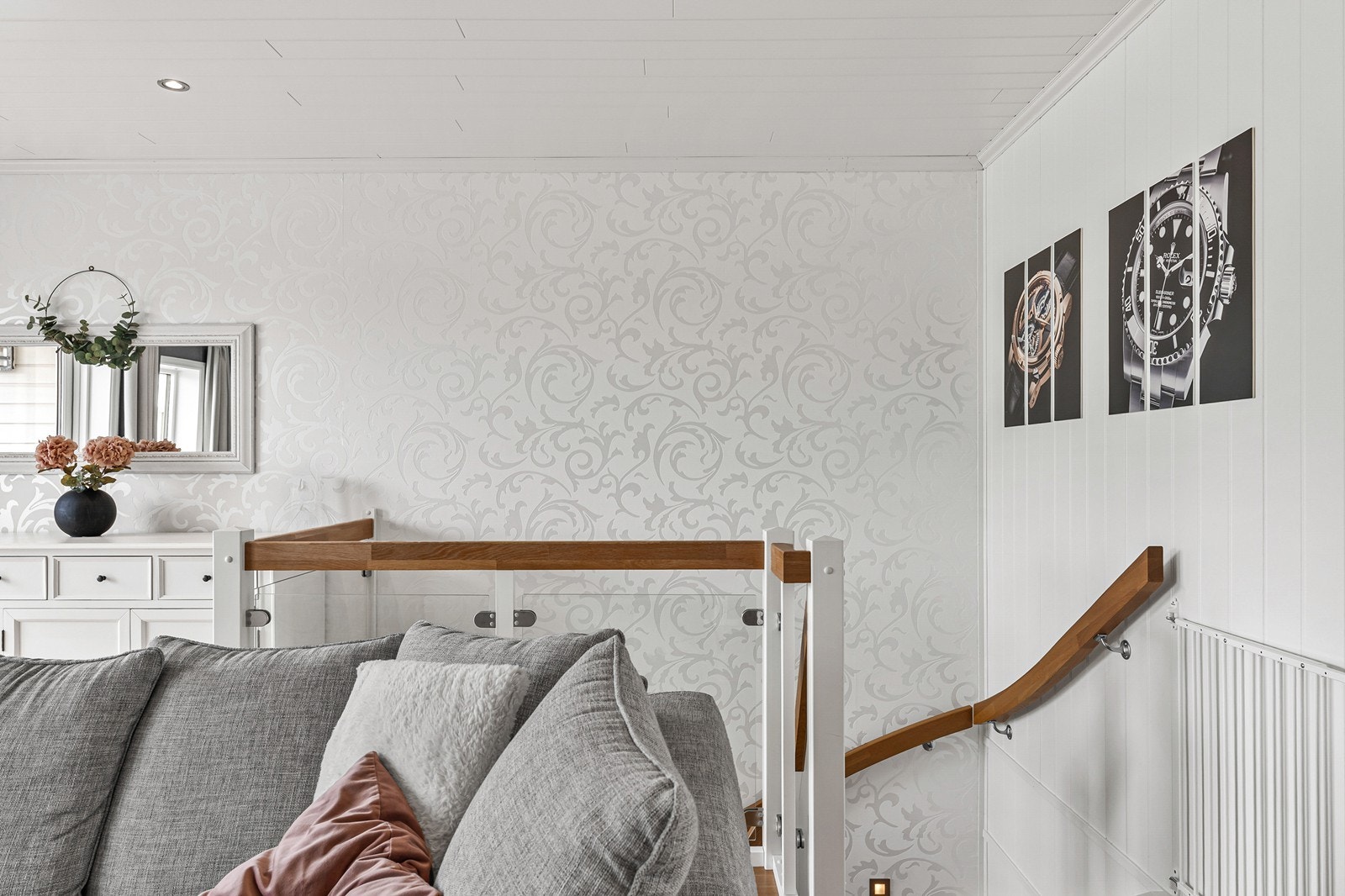 Trappeoppgangen og deler av stue har en moderne tapet Galleribilde