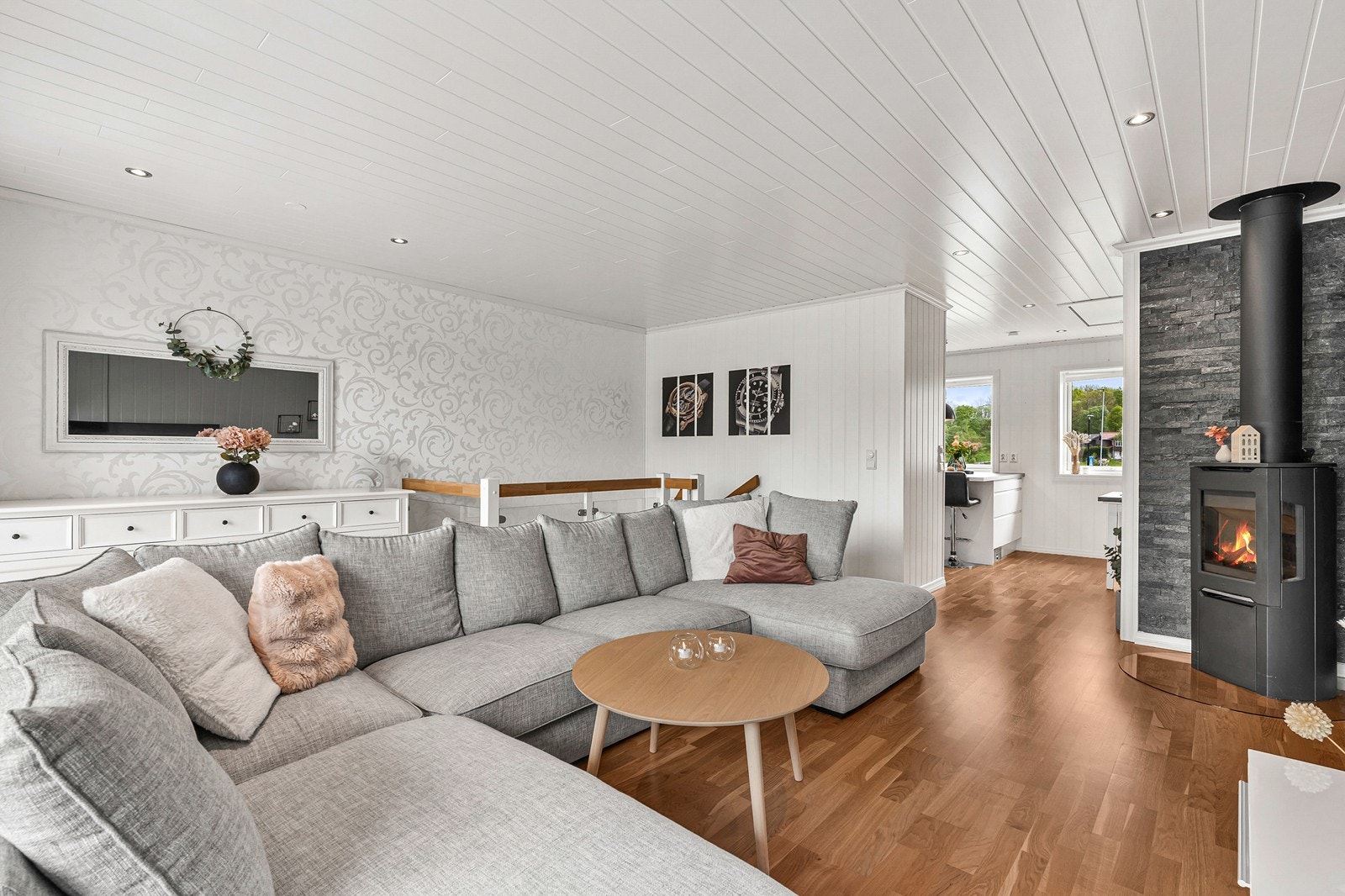 Her er det rikelig med plass til stor sofa, salongbord og annen ønsket innredning. Galleribilde