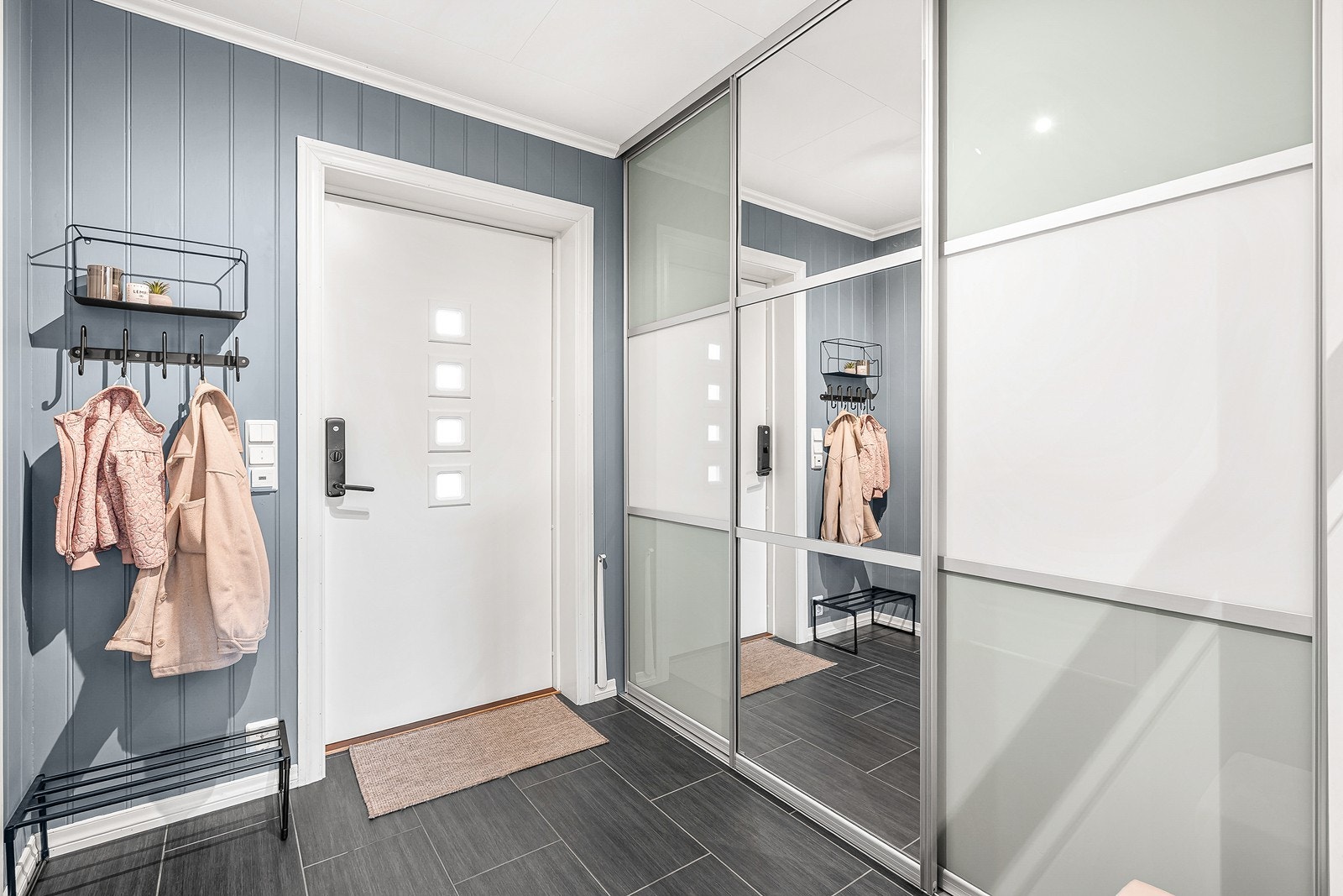 Entréen er romslig og byr på gode oppbevaringsmuligheter med god plass til yttertøy og sko. I tillegg har gangen en praktisk skyvedørsgarderobe som gir ekstra oppbevaringsplass. Galleribilde