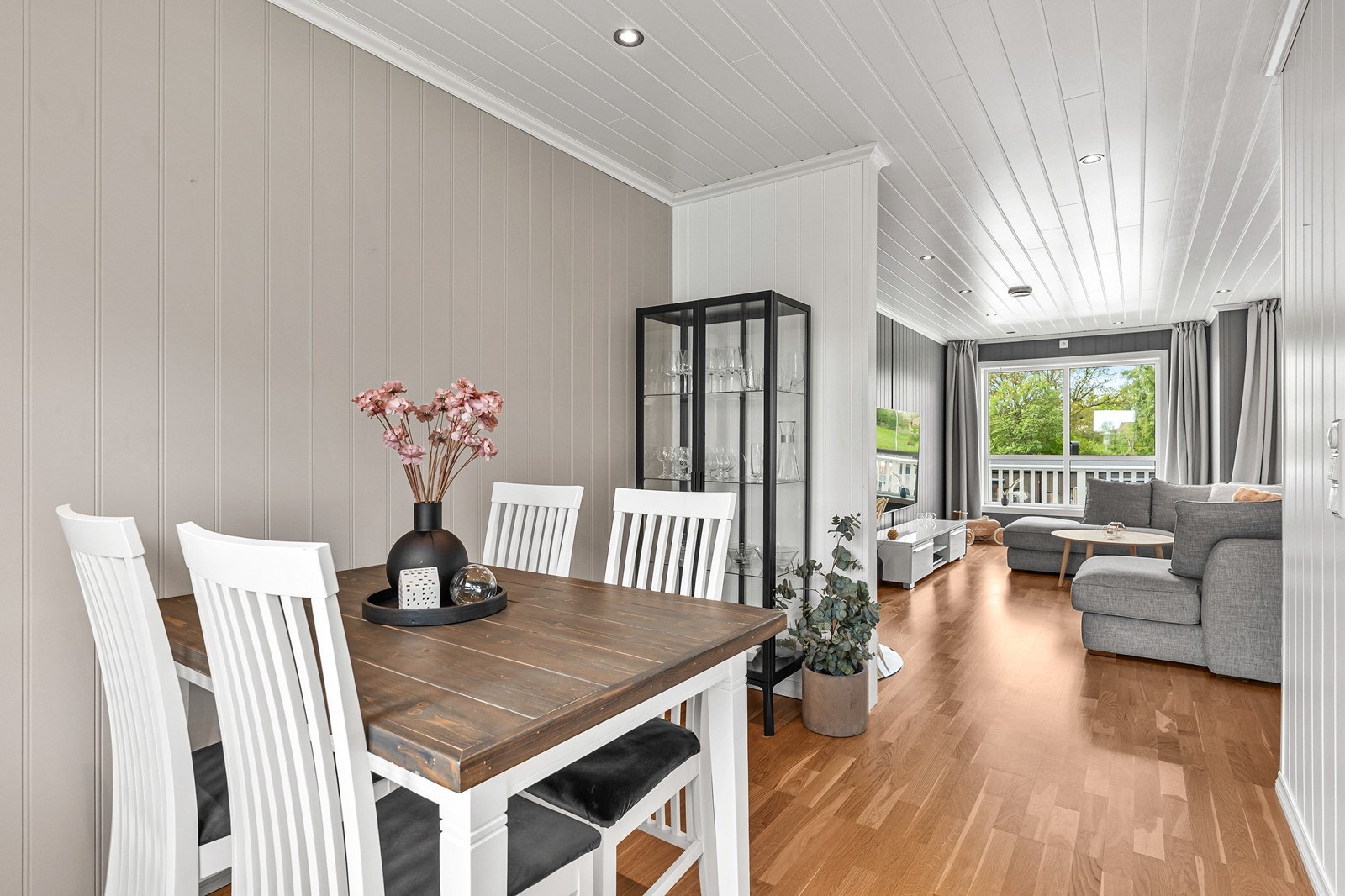 Kjøkkenet har parkett på gulvet, malte plater i moderne fargetoner på veggene og downlights i taket Galleribilde