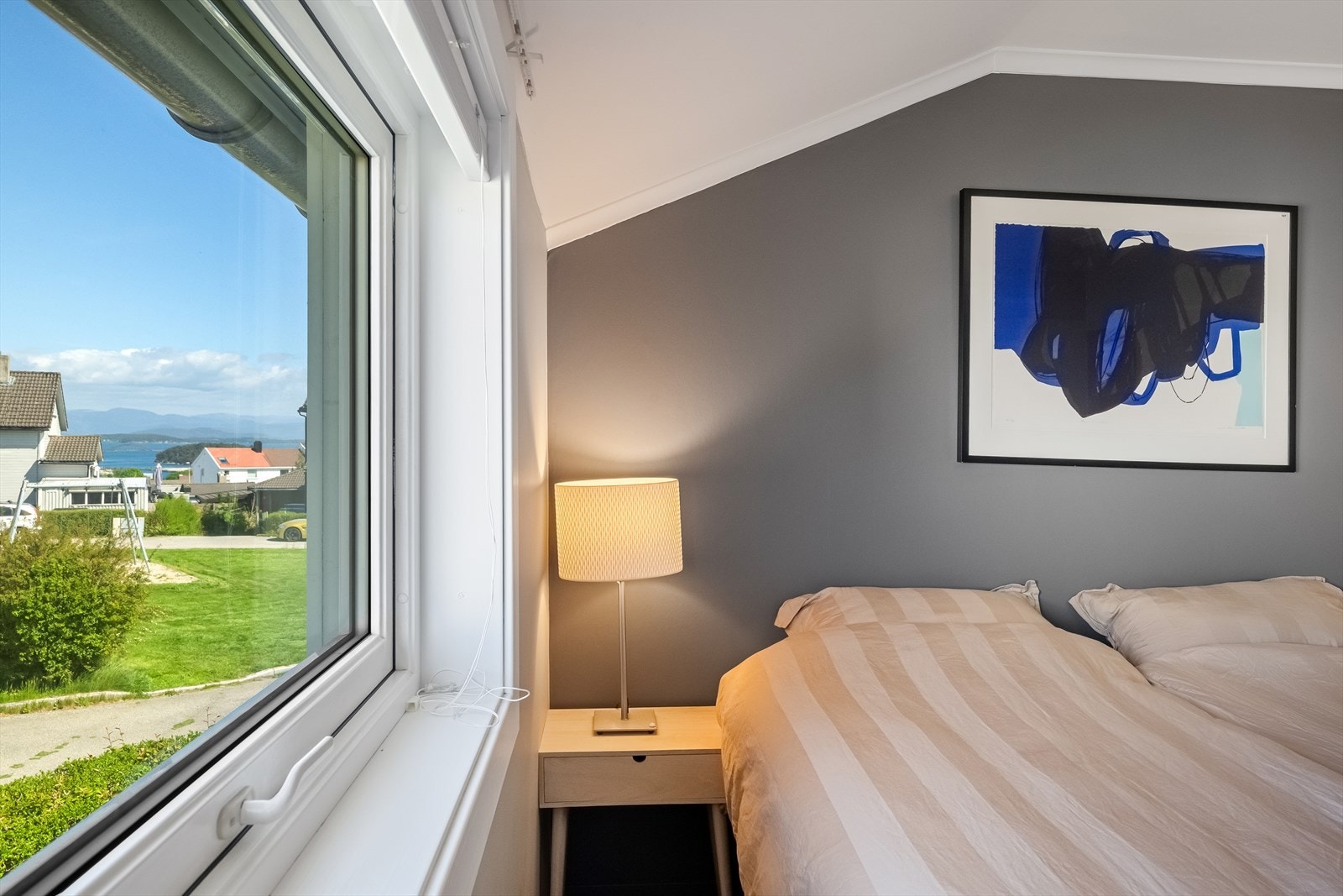 Rekkehuset har tre smakfulle soverom beliggende sammen i andre etasje, meget praktisk hvis man har små barn Galleribilde