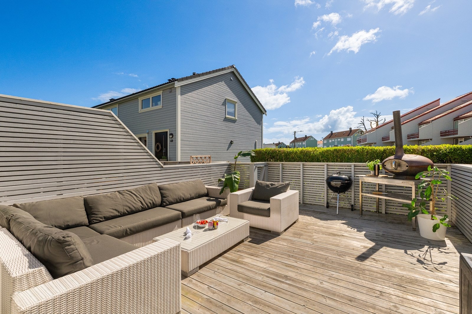 Fra stuen er det utgang til sørvestvendt terrasse på ca. 30 kvm, med utestikk og port ut til fellesarealet. Galleribilde