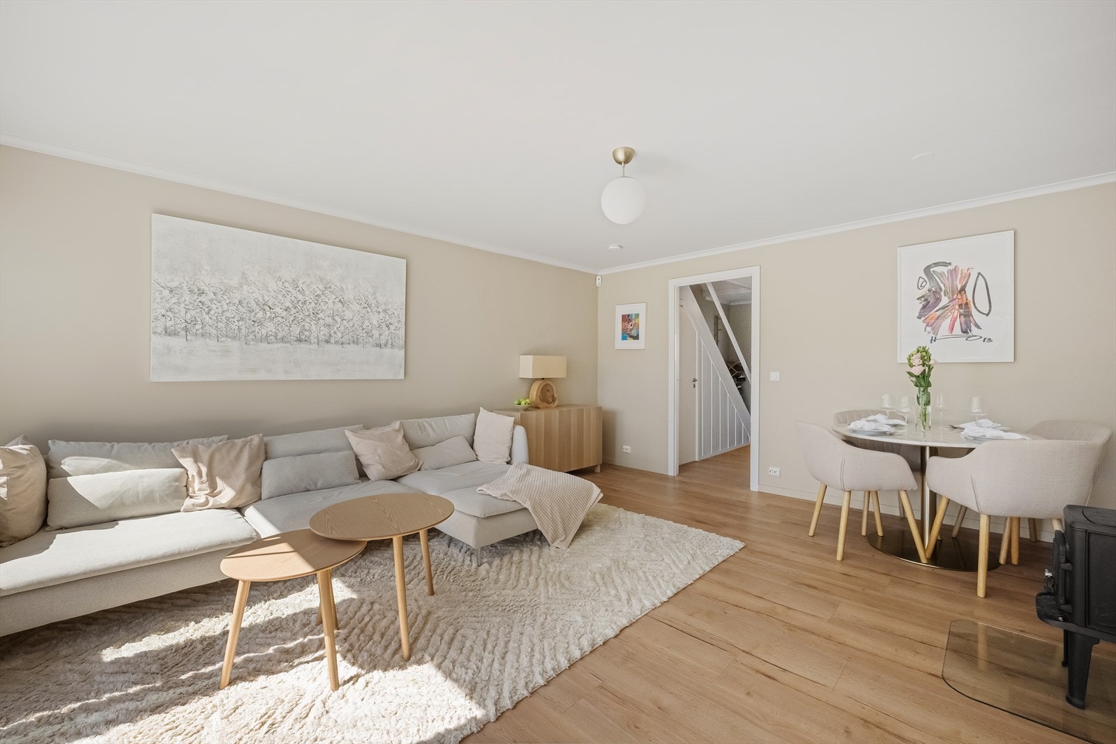 Stuen er et meget pent oppholdsrom, som innbyr til hygge fra tidlig morgen til sent på kveld. Galleribilde