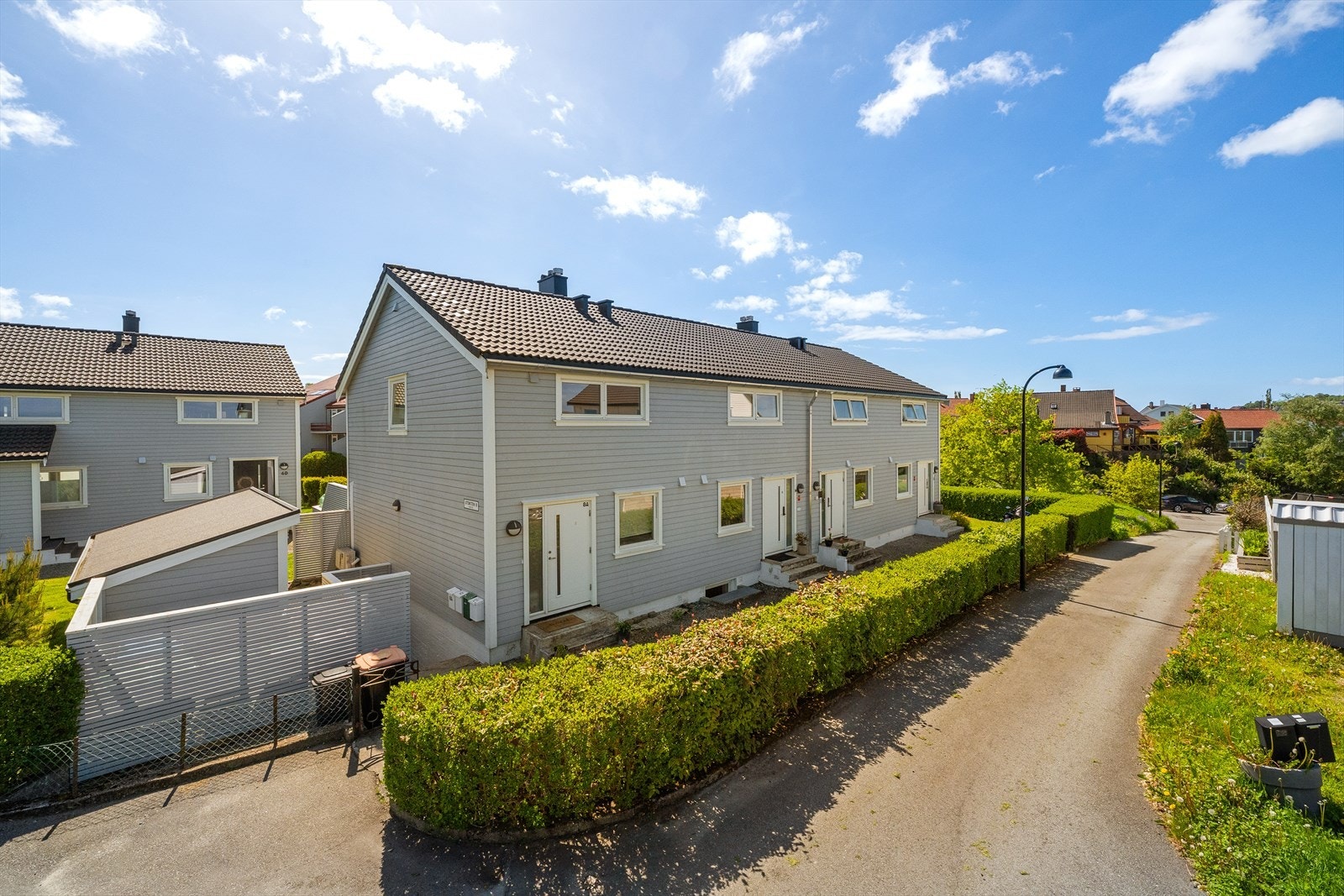 Boligstrøket er rolig, men likevel sentralt, med nærhet til skole, barnehage, idrettsområde, sentrum osv. Galleribilde