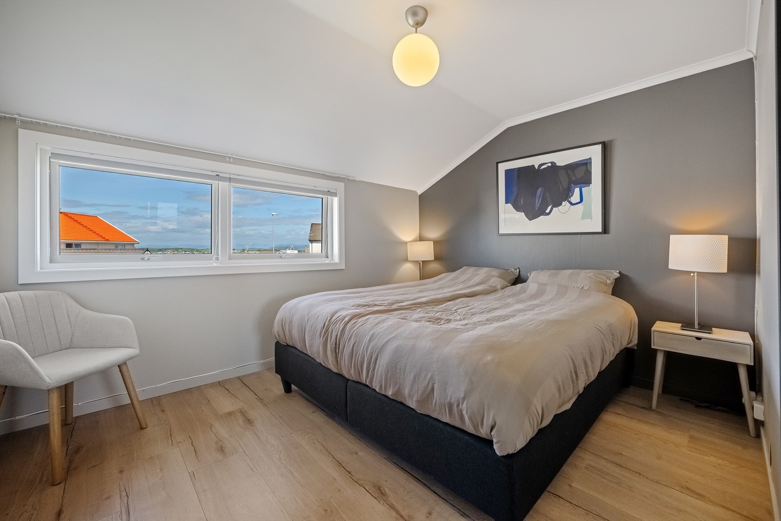 På hovedsoverommet er det en stilig kontrastvegg, og her våkner man til sjøgløtt og fin utsikt mot fjellene i det fjerne. Galleribilde