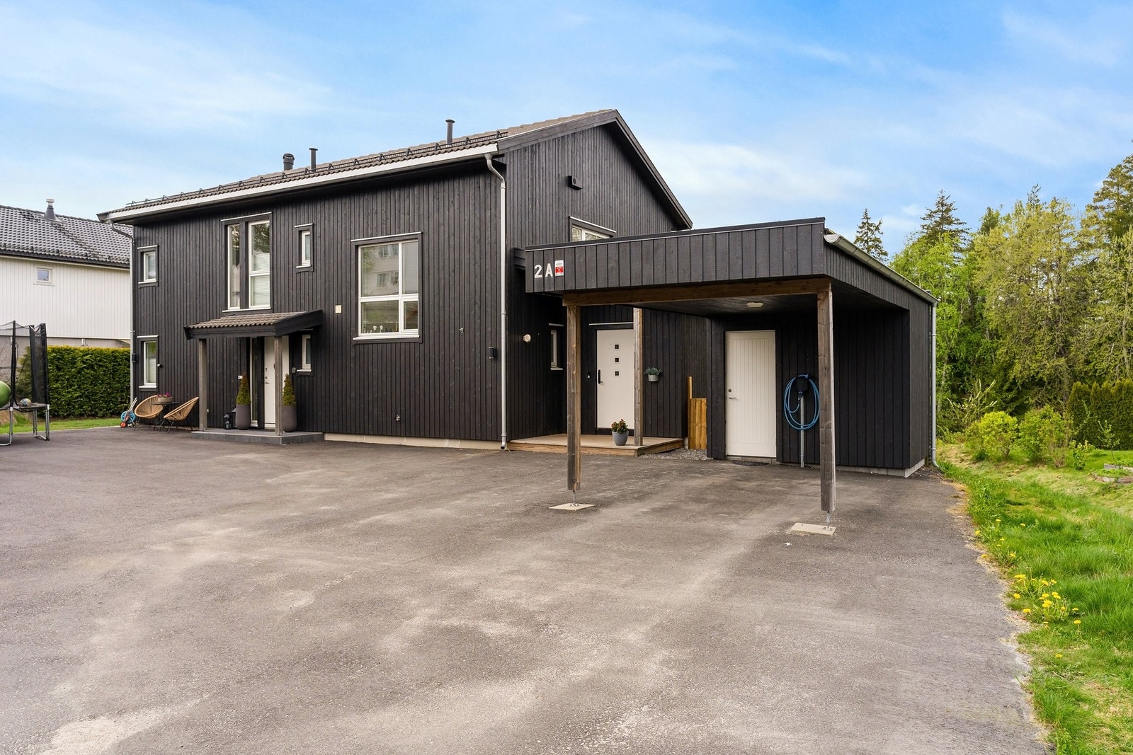 Ileveien 2A er en vertikaldelt tomannsbolig på 70 kvm med tilhørende carport og utvendig bod Galleribilde